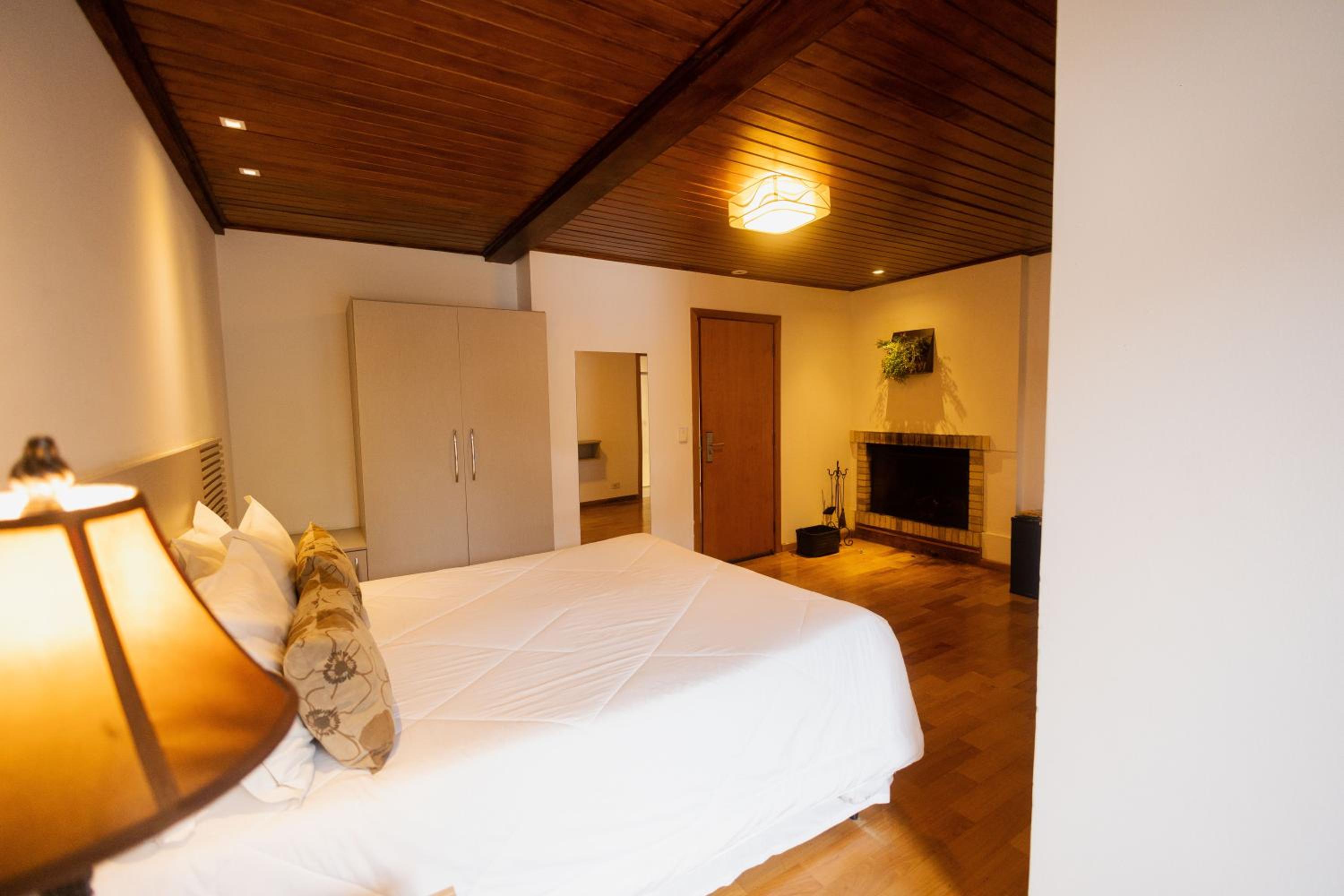 Queen Suite with Fireplace photo 1