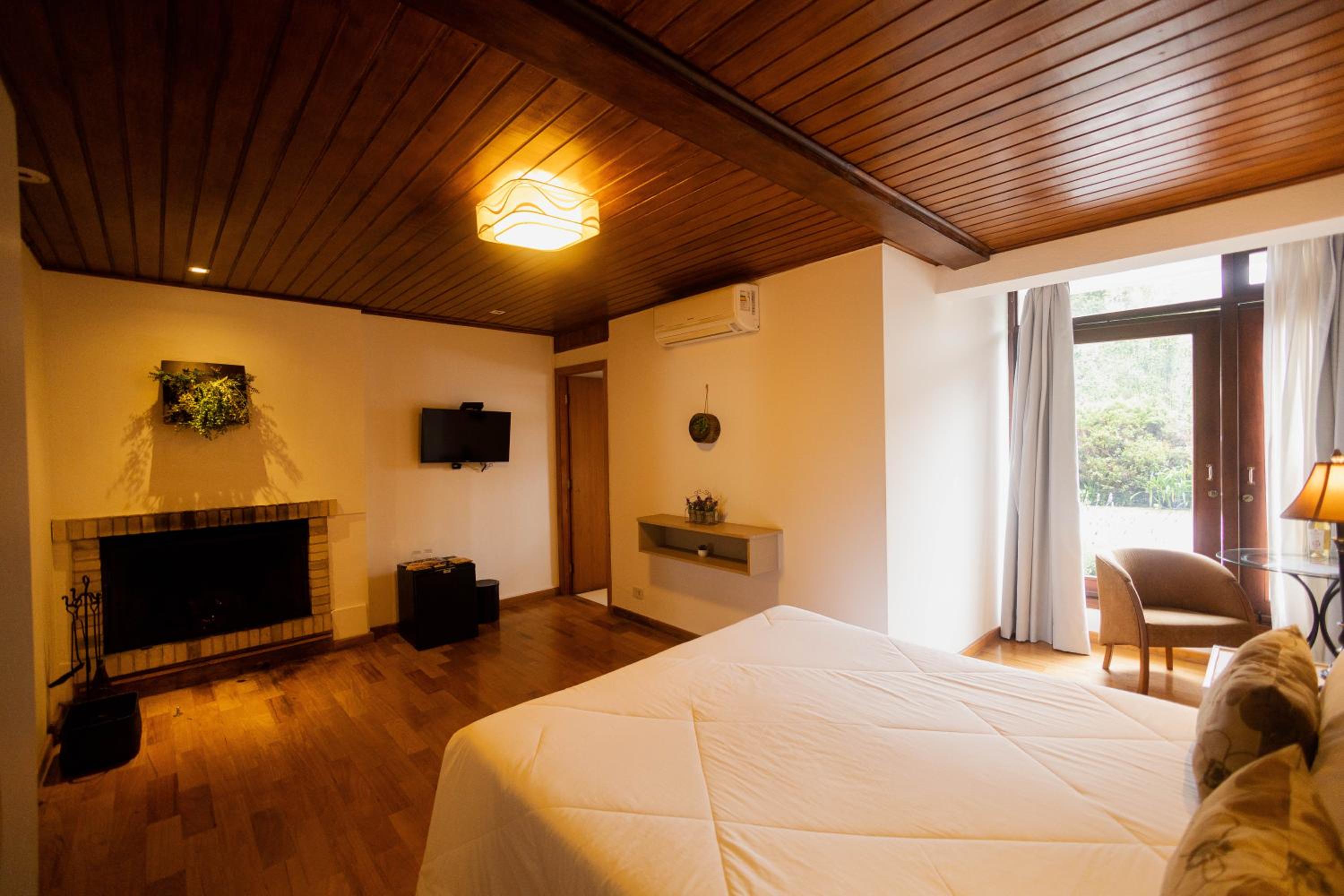 Queen Suite with Fireplace photo 2