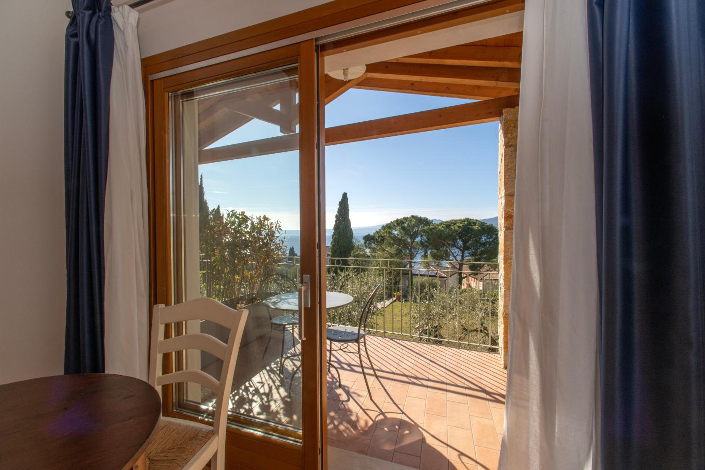 Studio with Lake View - Photo 6