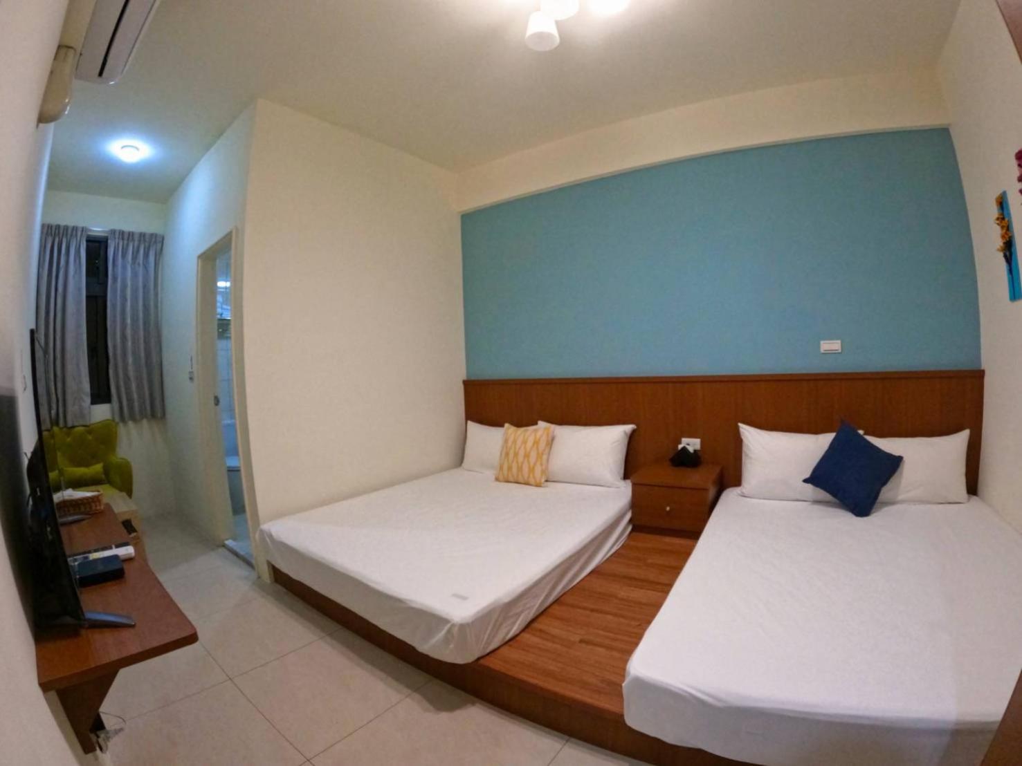 Six-Bedroom House photo 1