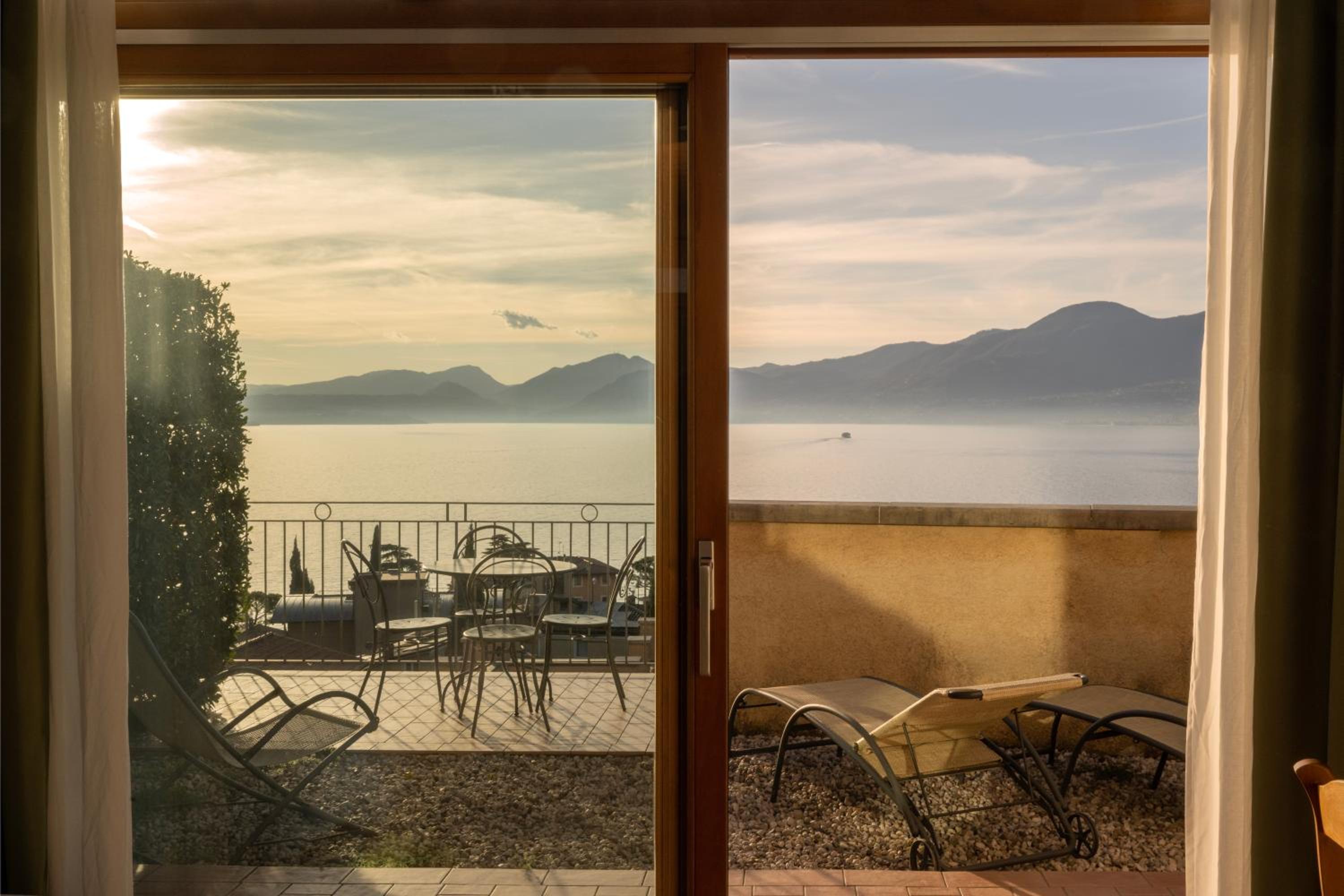 Superior Studio with Lake View - Photo 7