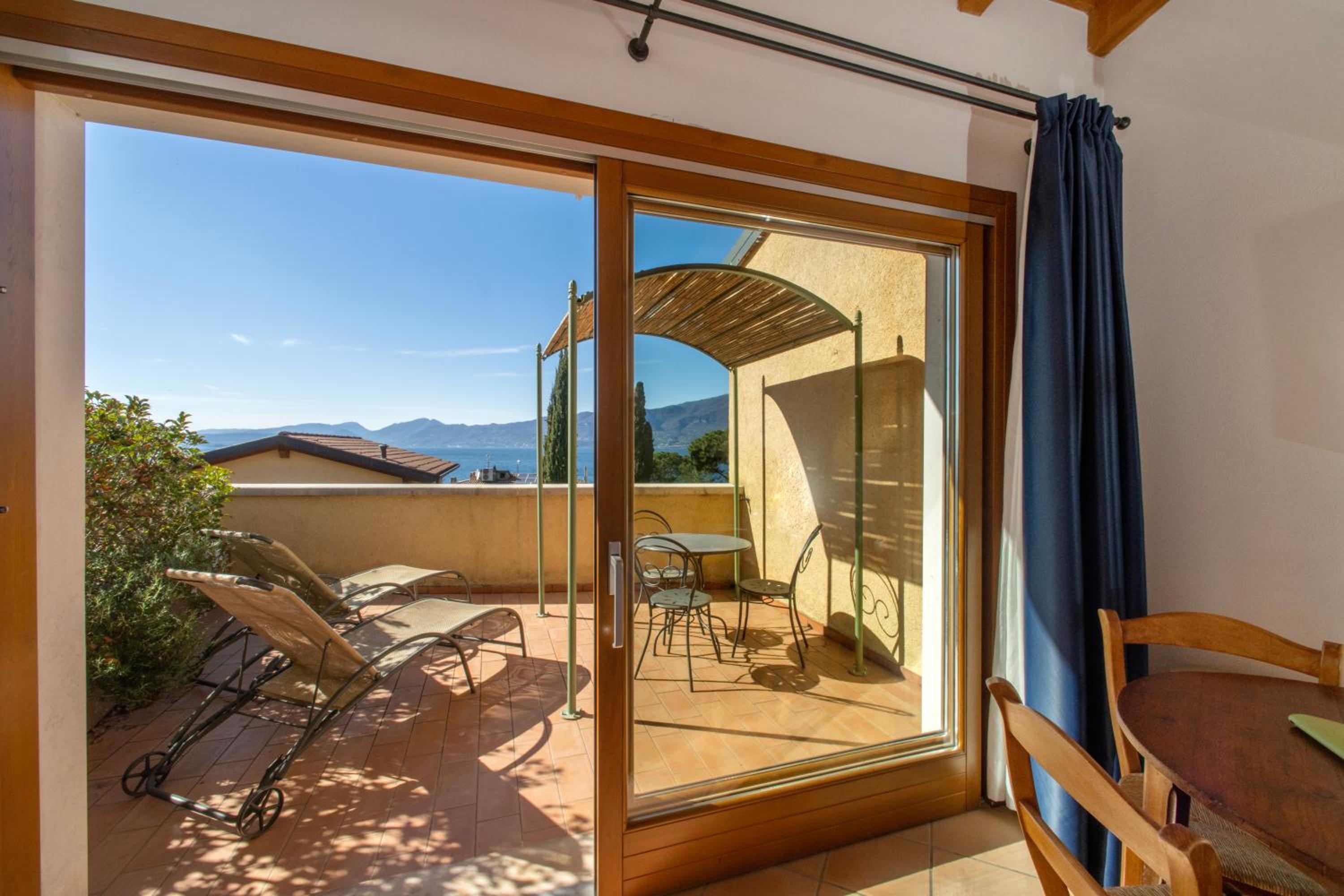 Superior Studio with Lake View - Photo 10
