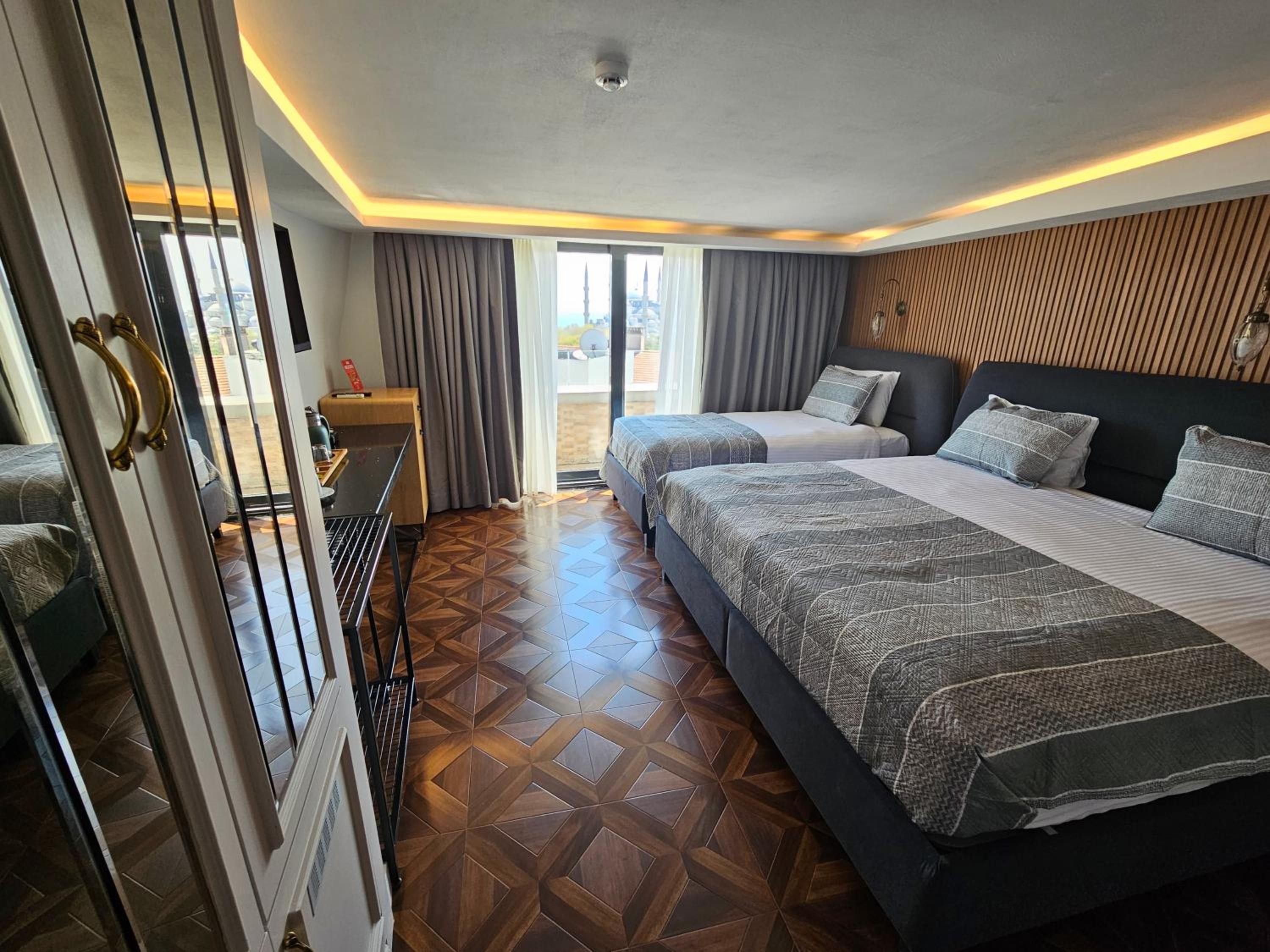 Deluxe Suite with Sea View photo 1