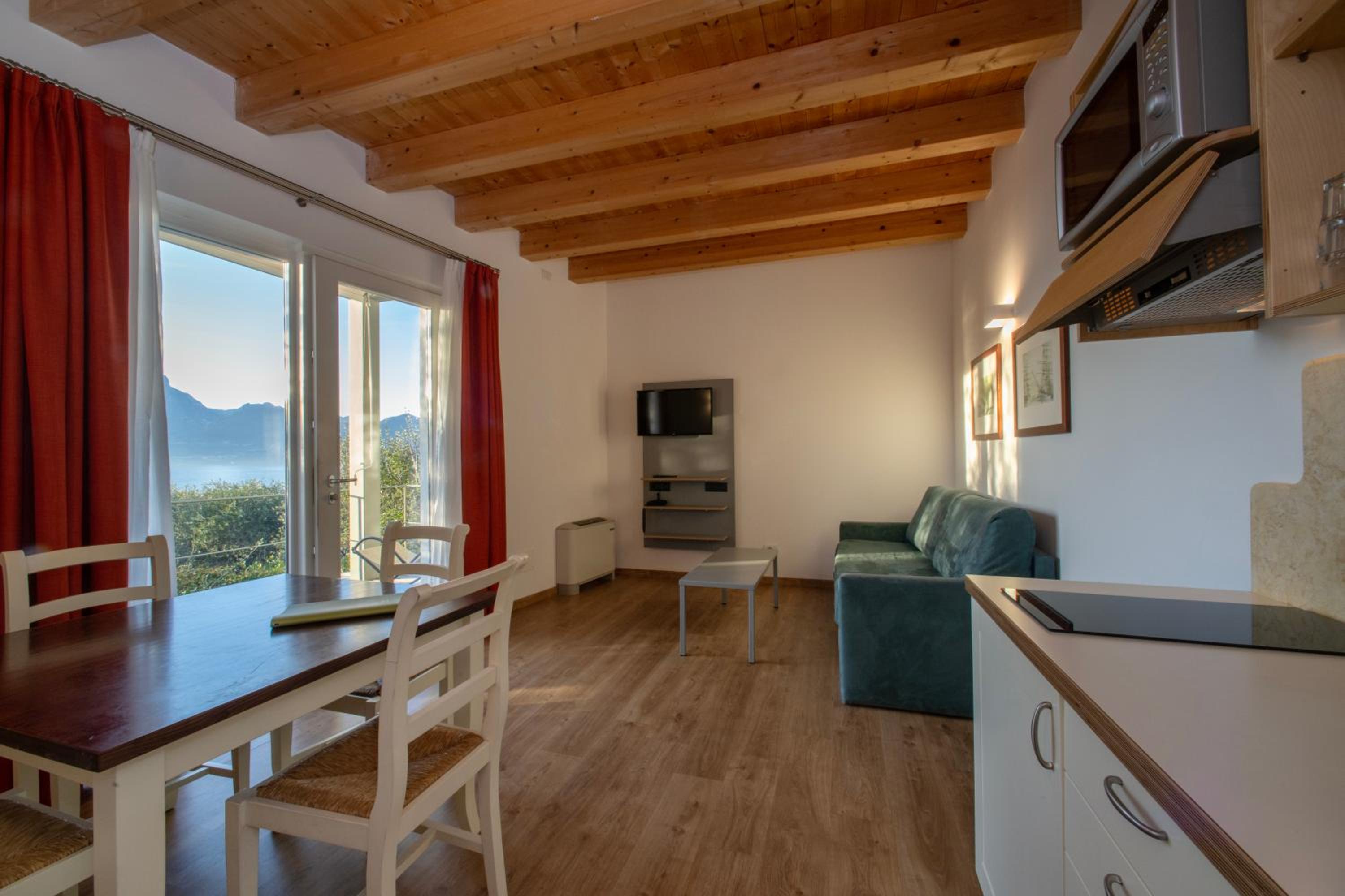 One-Bedroom Apartment with Balcony and Lake View - Photo 14