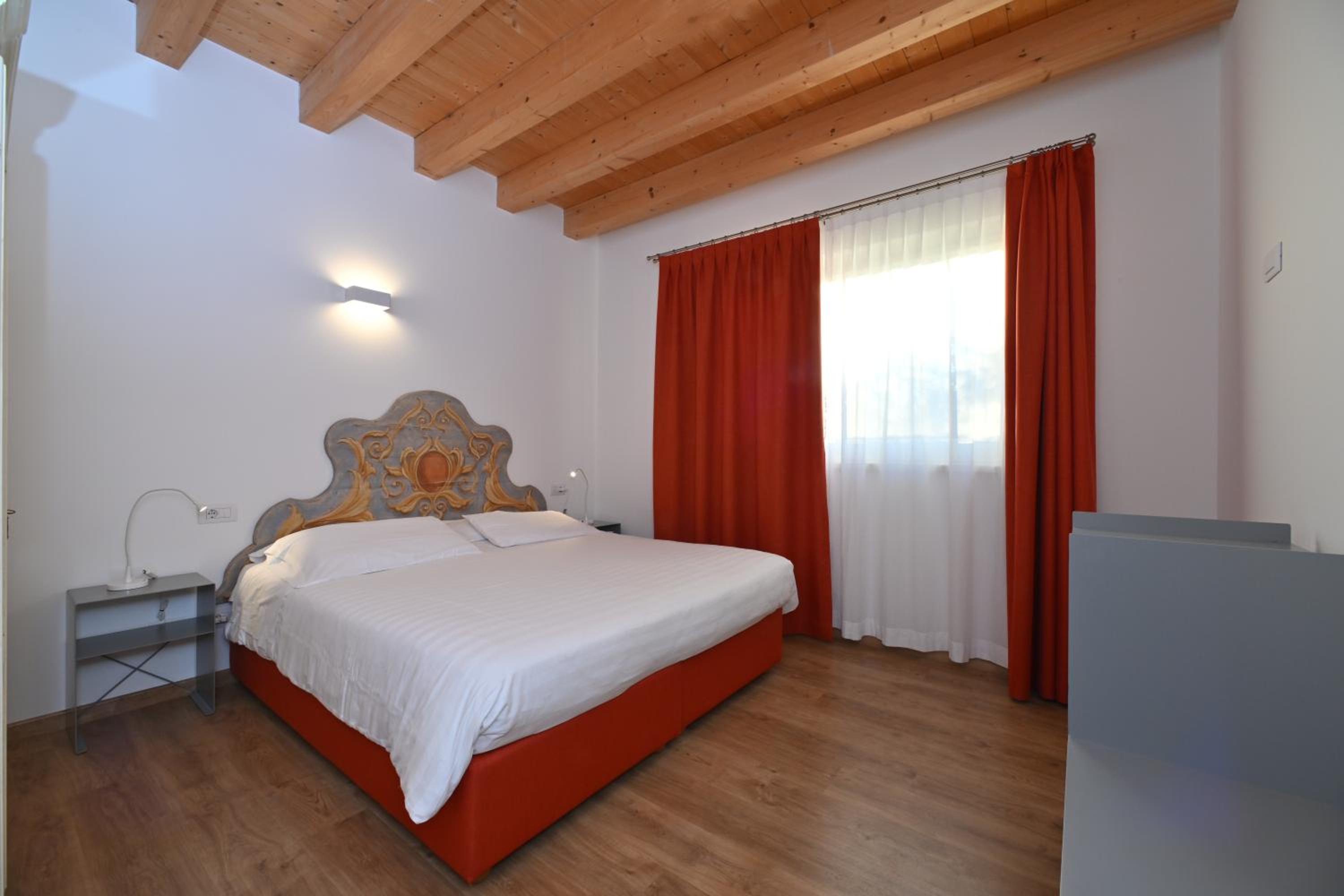 One-Bedroom Apartment with Balcony and Lake View - Photo 15
