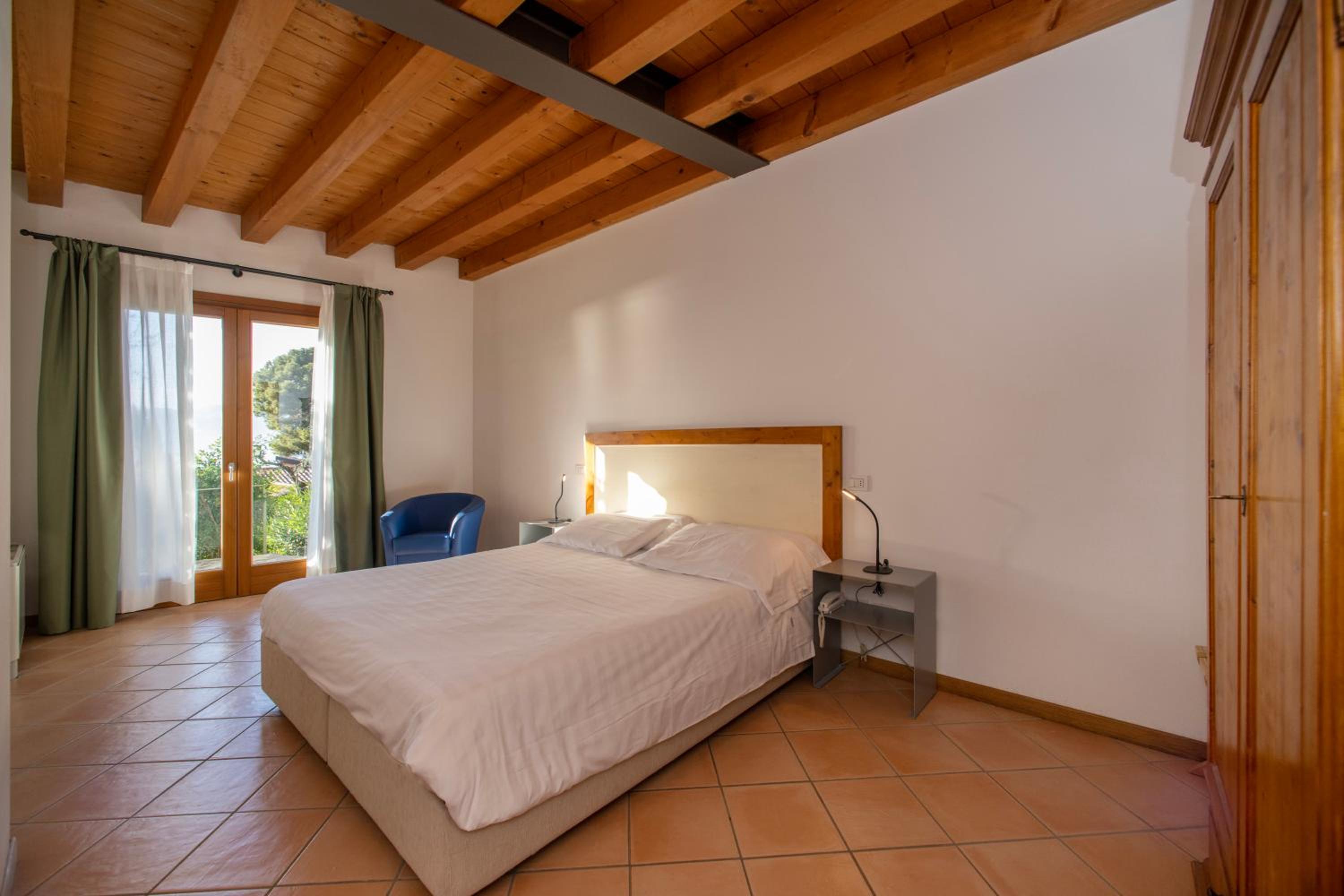 One Bedroom Apartment with Lake View photo 1
