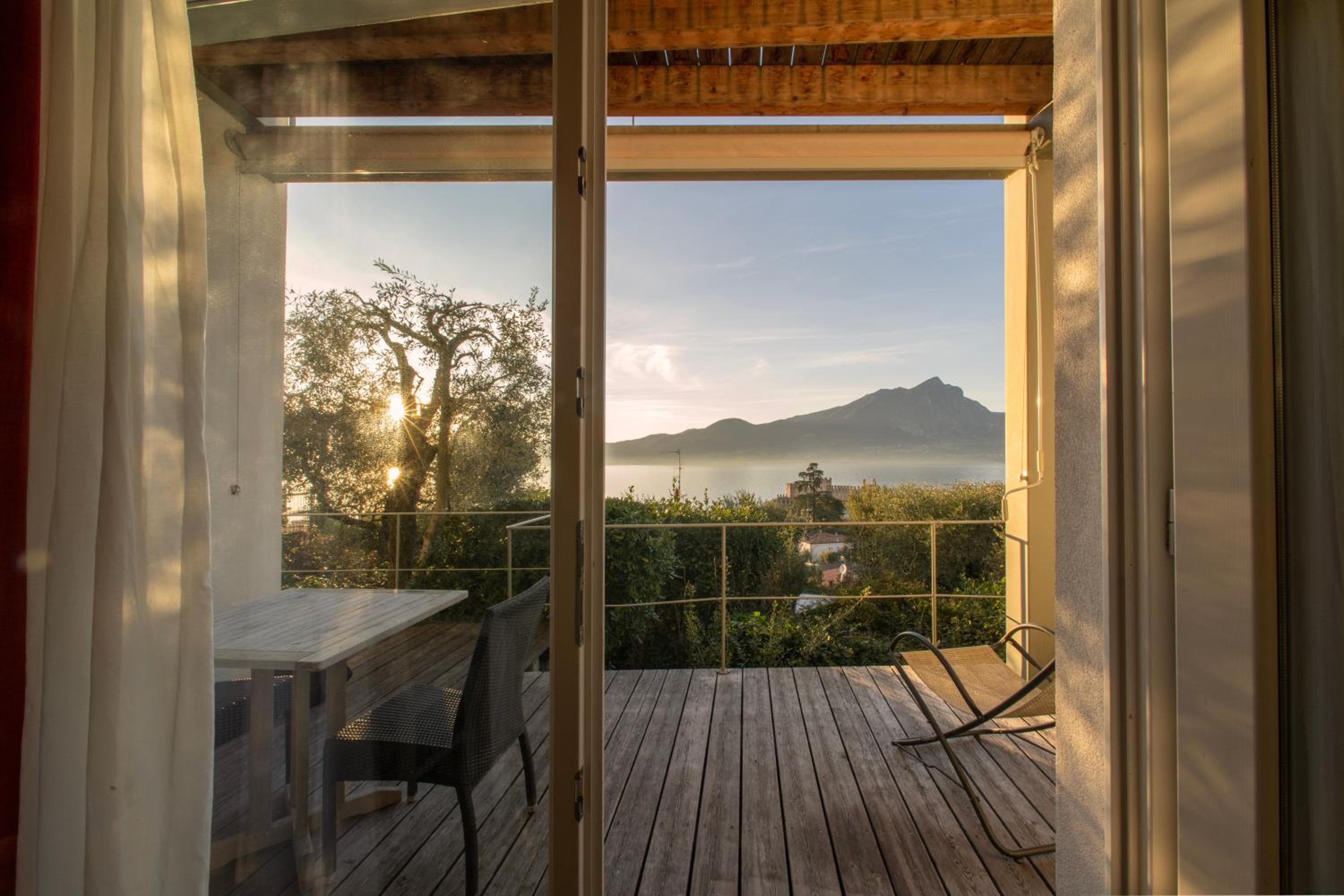 One-Bedroom Apartment with Balcony and Lake View - Photo 13