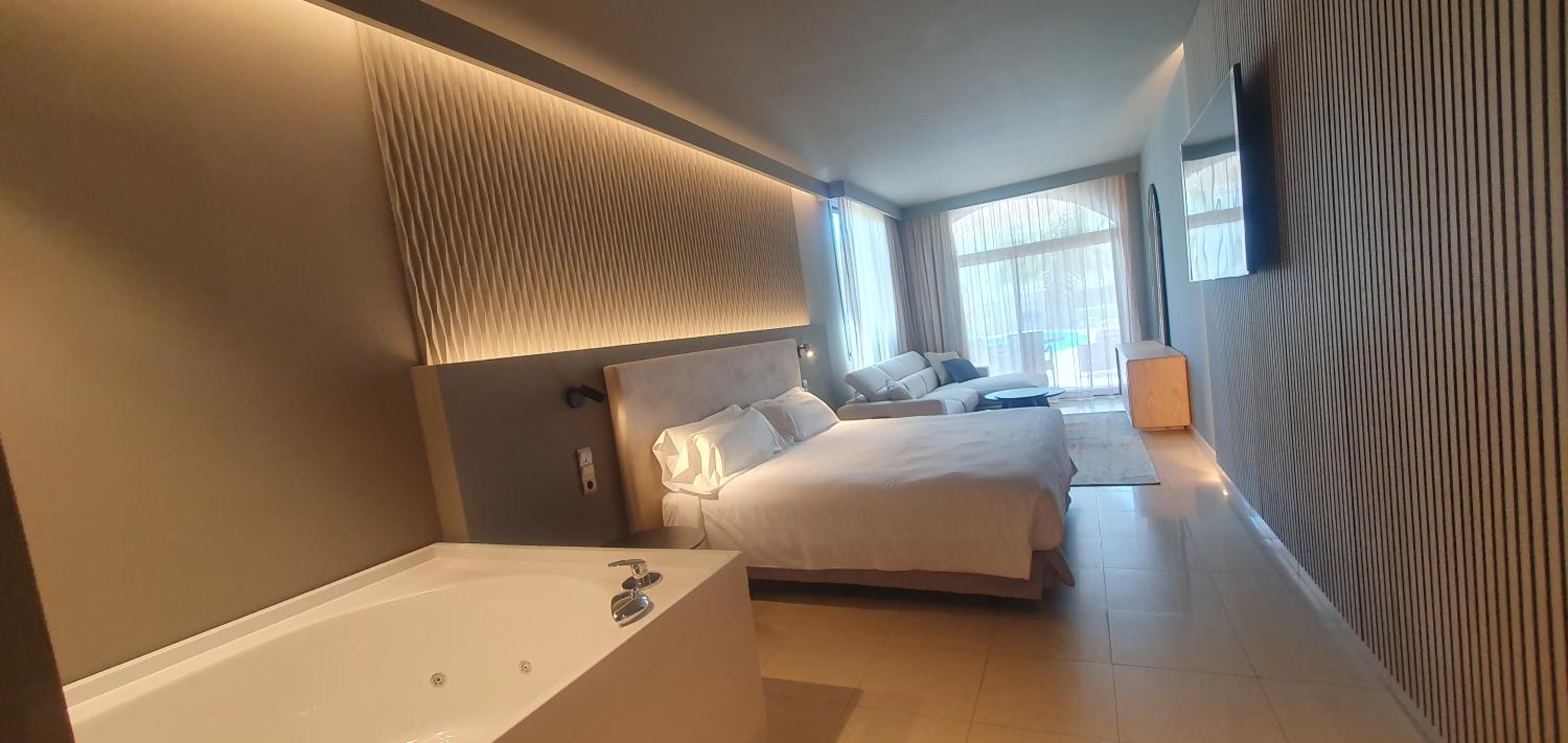 Habitación Deluxe King con Terraza, Vista al Mar y Acceso a la Piscina