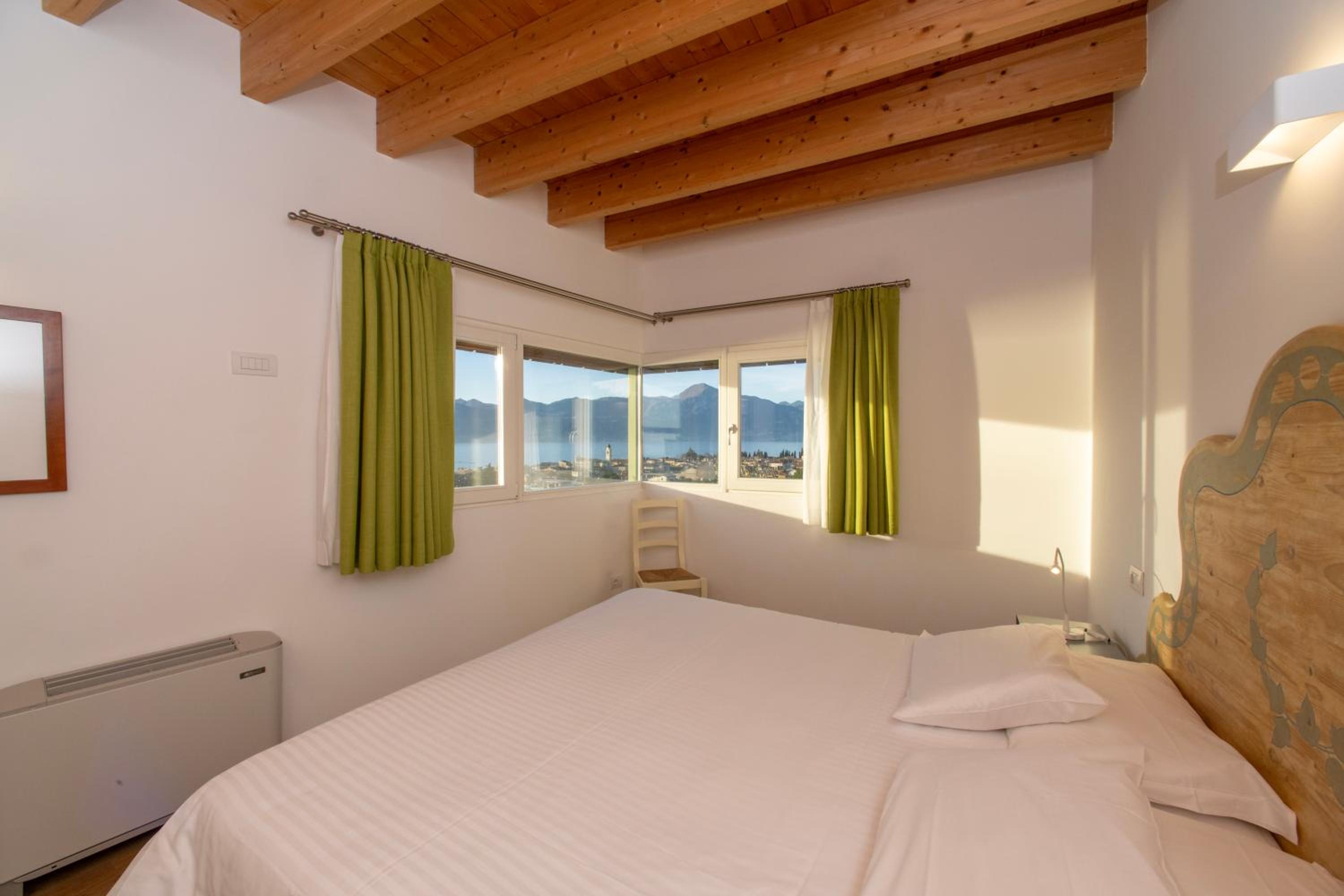 One-Bedroom Apartment with Balcony and Lake View - Photo 1