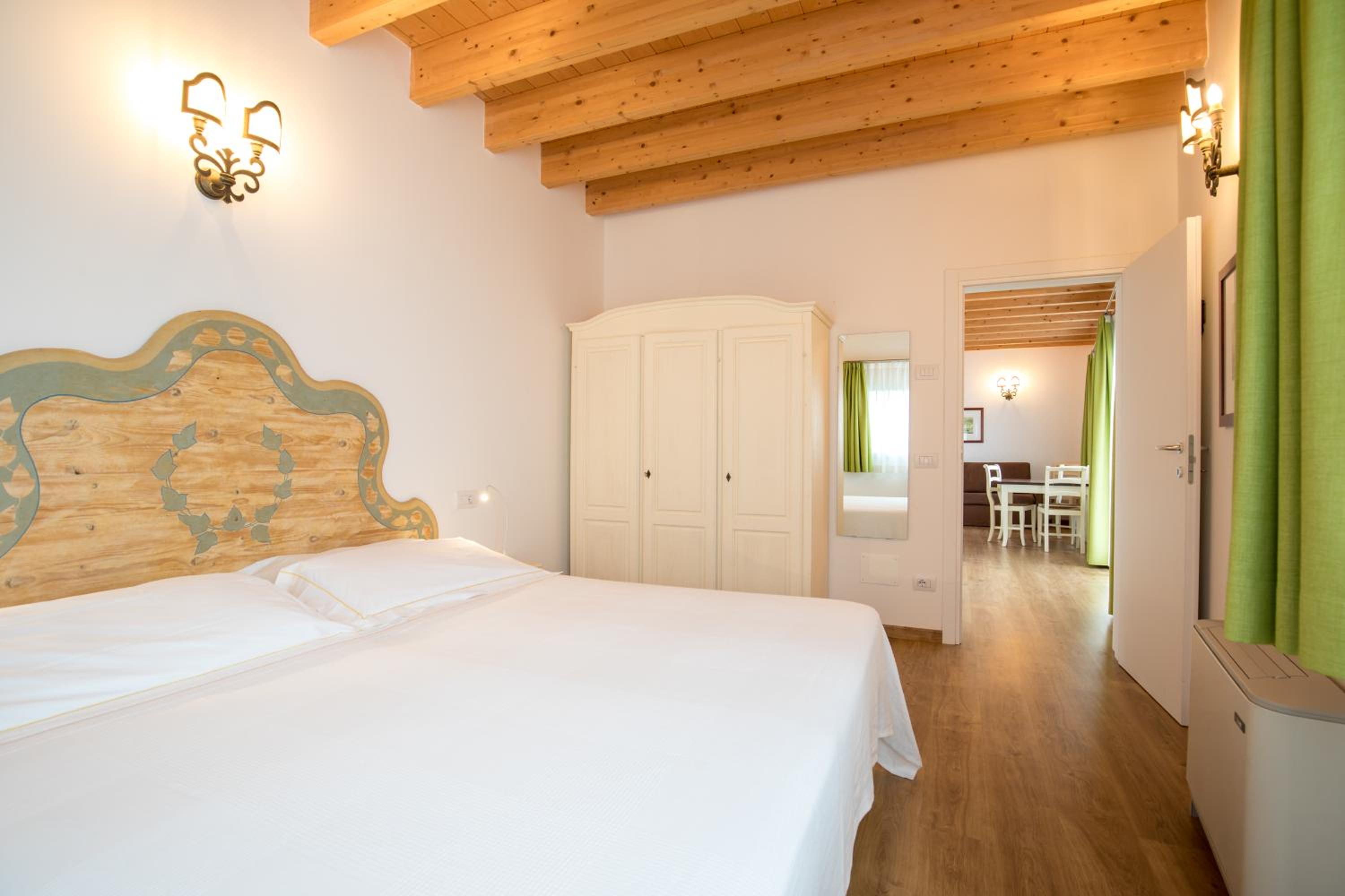 One-Bedroom Apartment with Balcony and Lake View - Photo 6