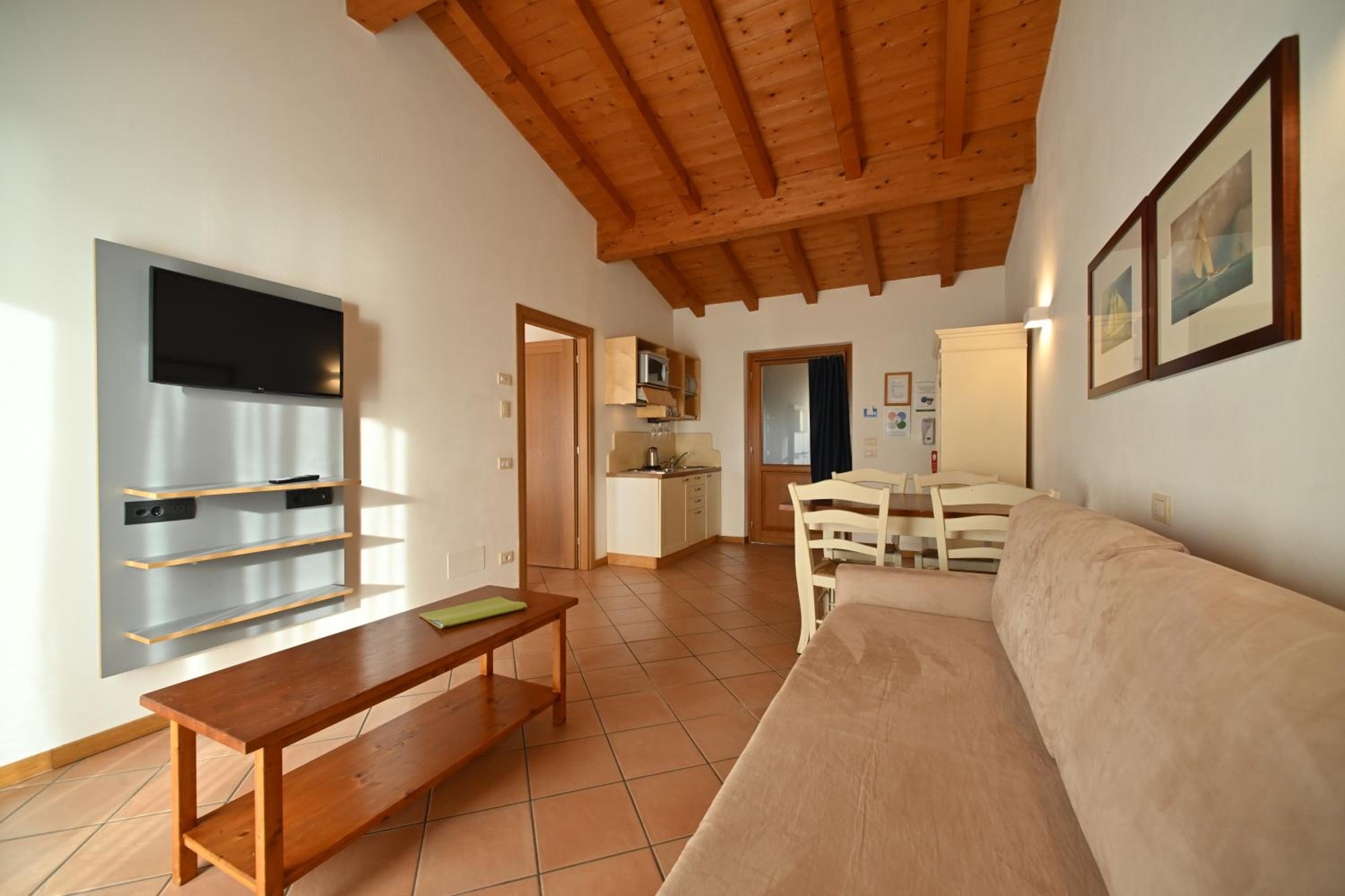 One-Bedroom Apartment with Balcony and Lake View - Photo 7