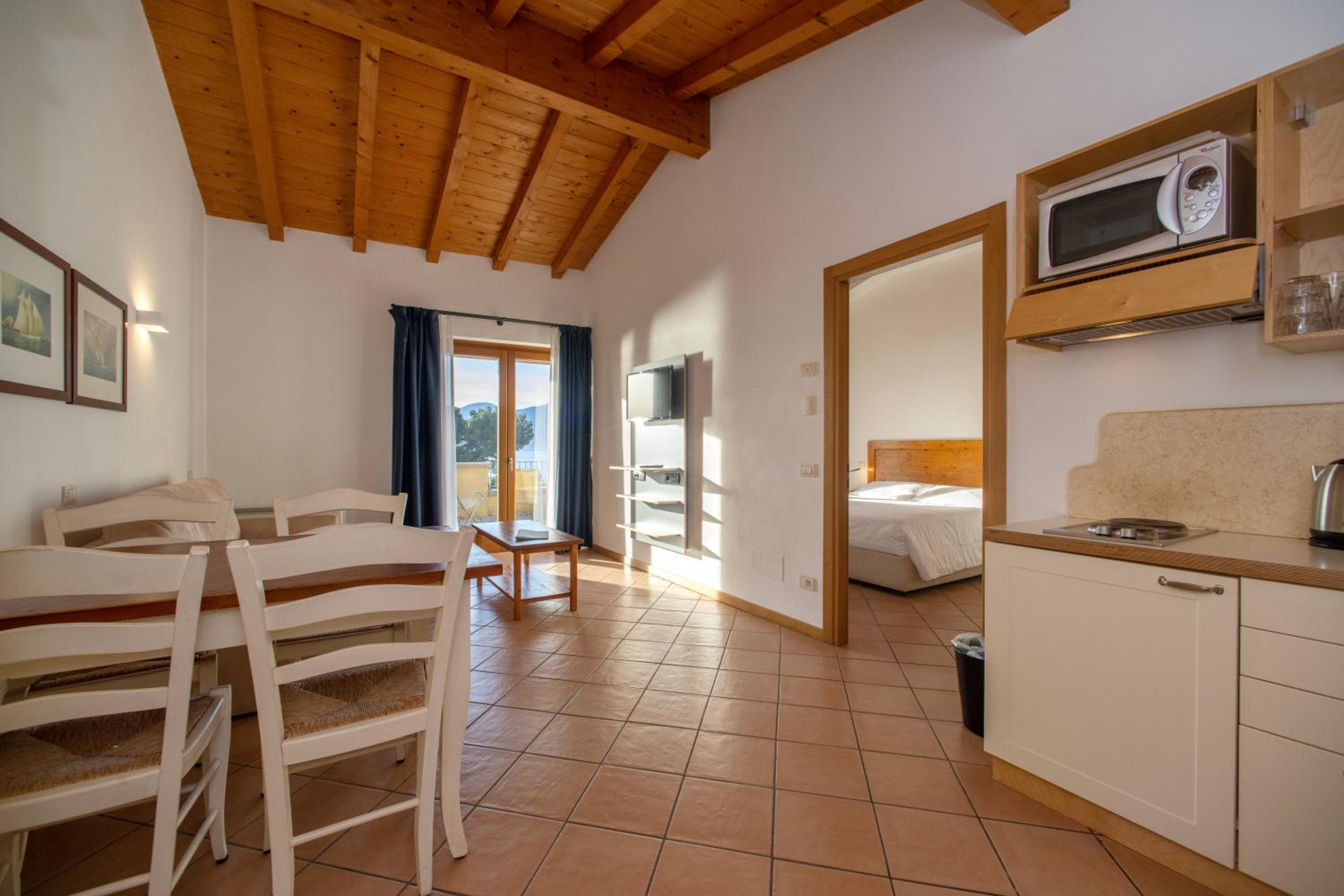 One-Bedroom Apartment with Balcony and Lake View - Photo 8