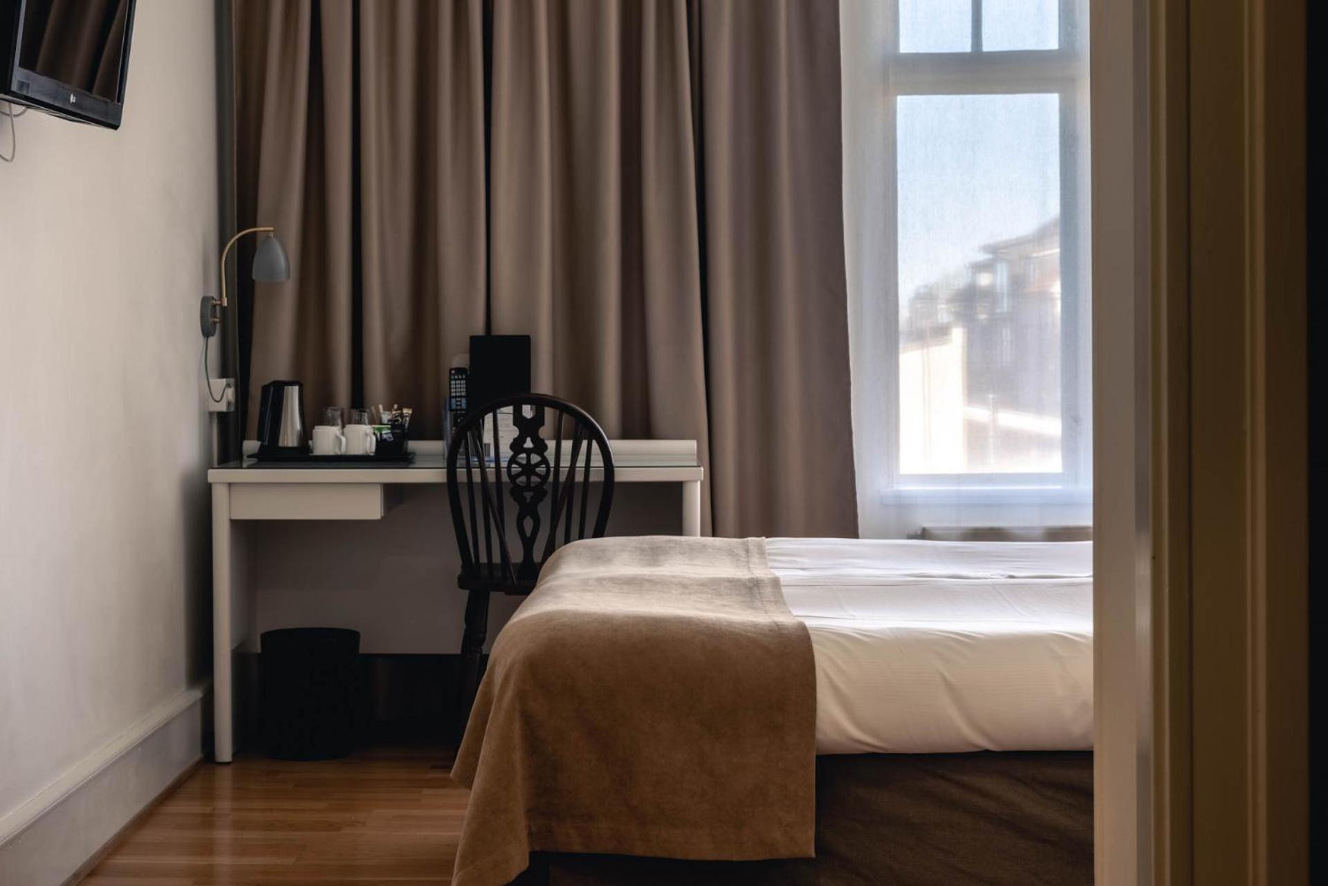 Standard Double Room with Two Single Beds - Non-Smoking - Photo 6