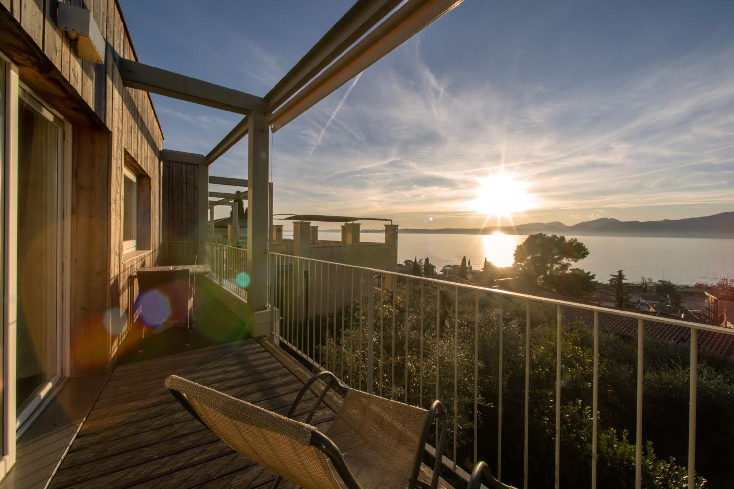 One-Bedroom Apartment with Balcony and Lake View - Photo 10