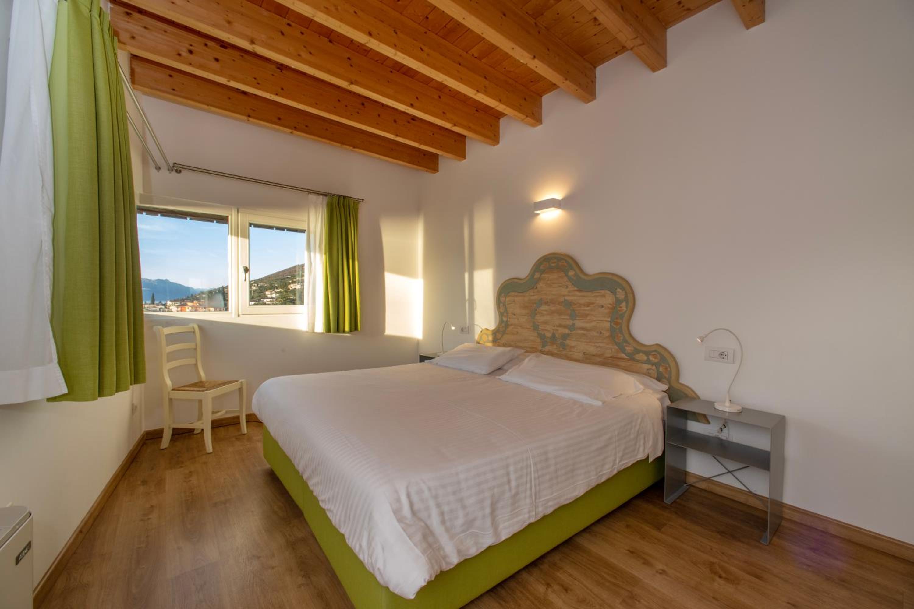 One-Bedroom Apartment with Balcony and Lake View - Photo 9