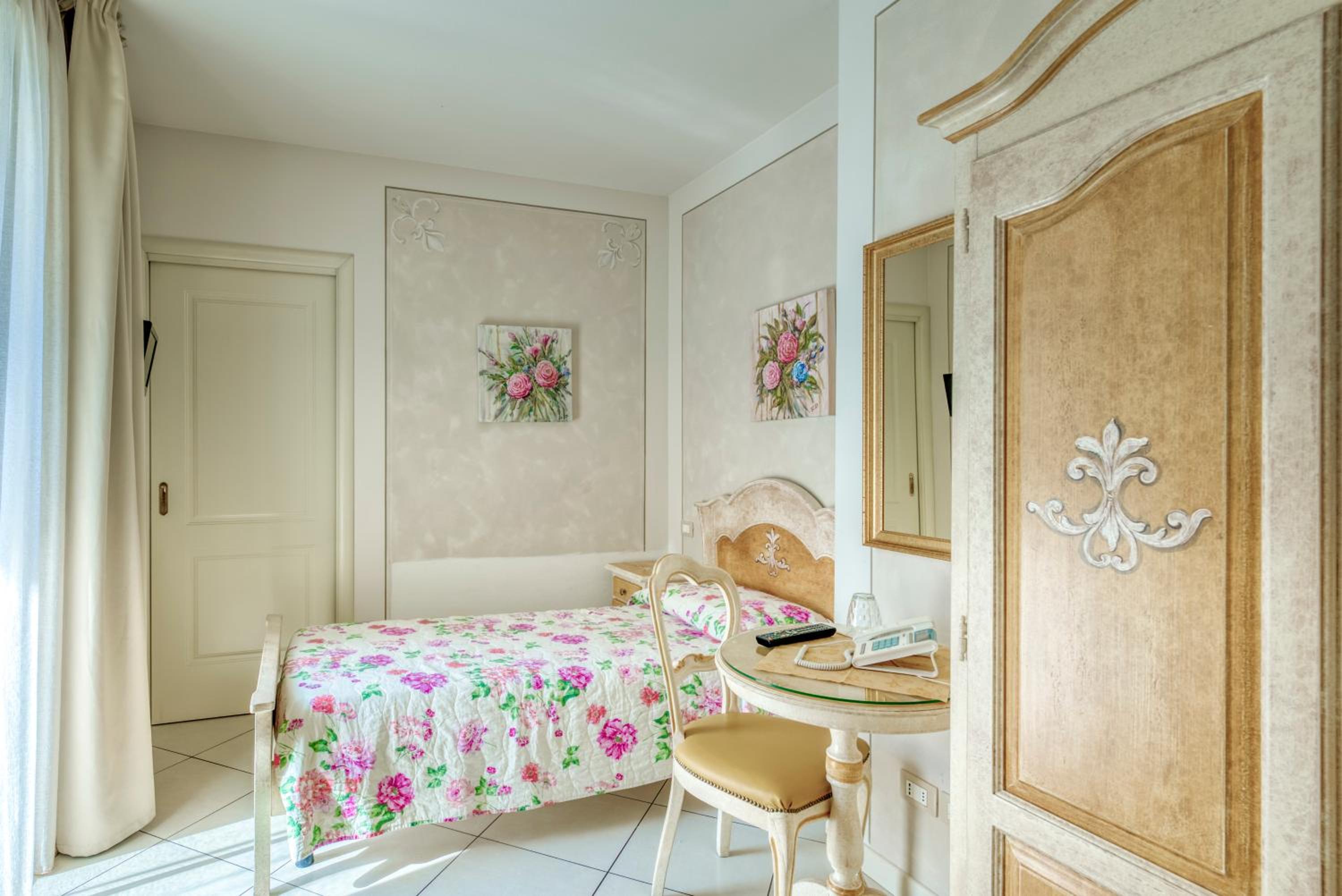 Single Room with Balcony photo 1