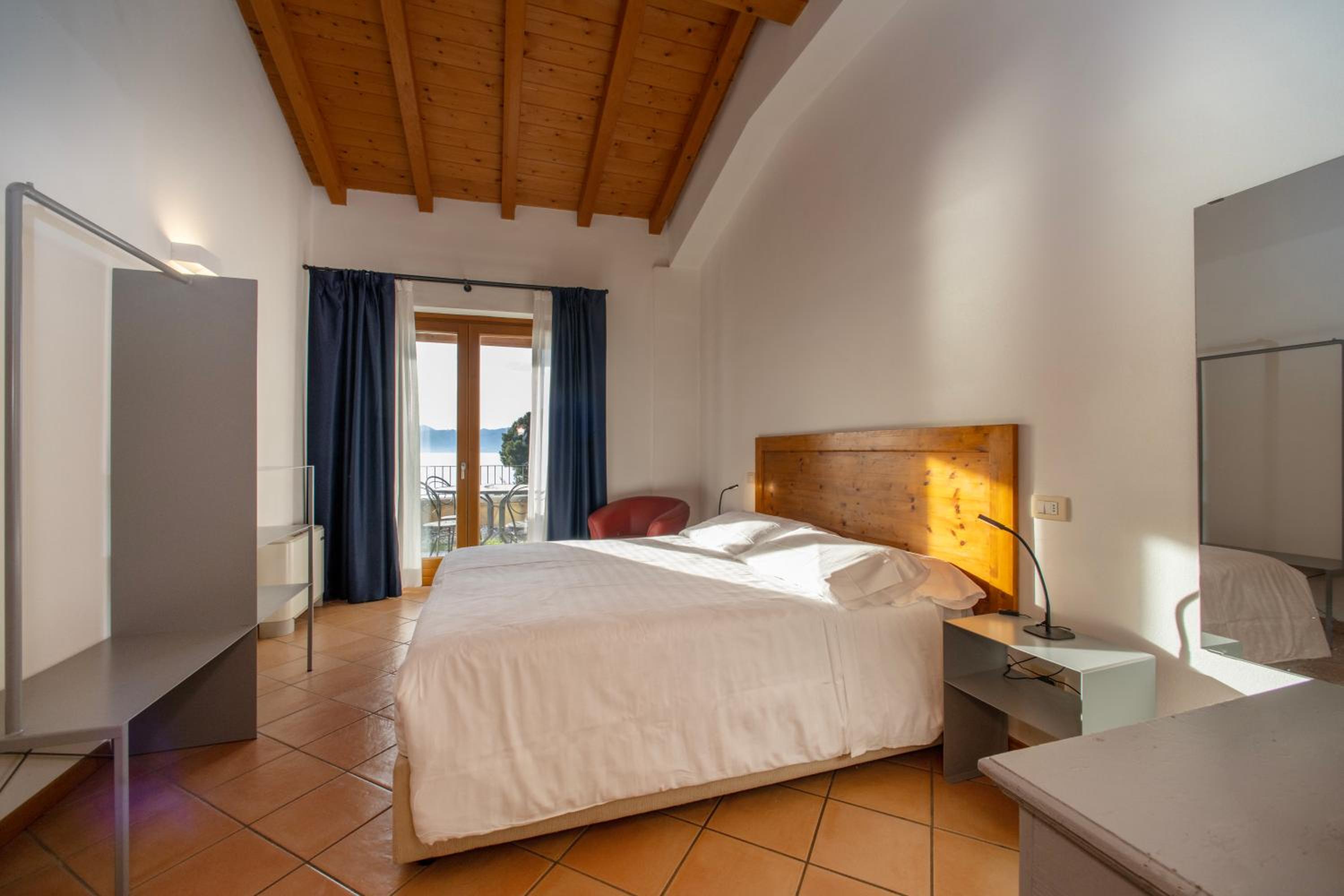 One-Bedroom Apartment with Balcony and Lake View - Photo 12