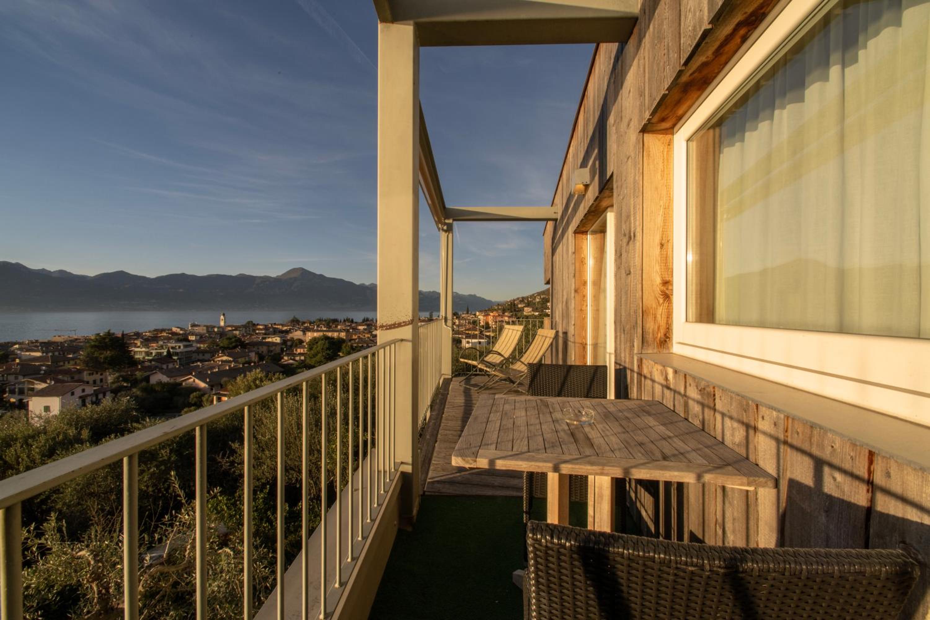 One-Bedroom Apartment with Balcony and Lake View - Photo 5