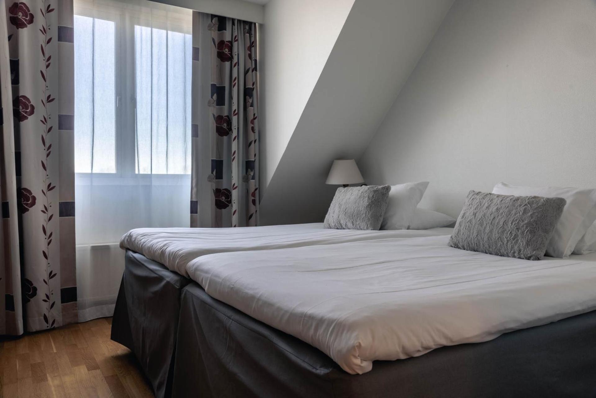 Standard Double Room with Two Single Beds - Non-Smoking - Photo 7