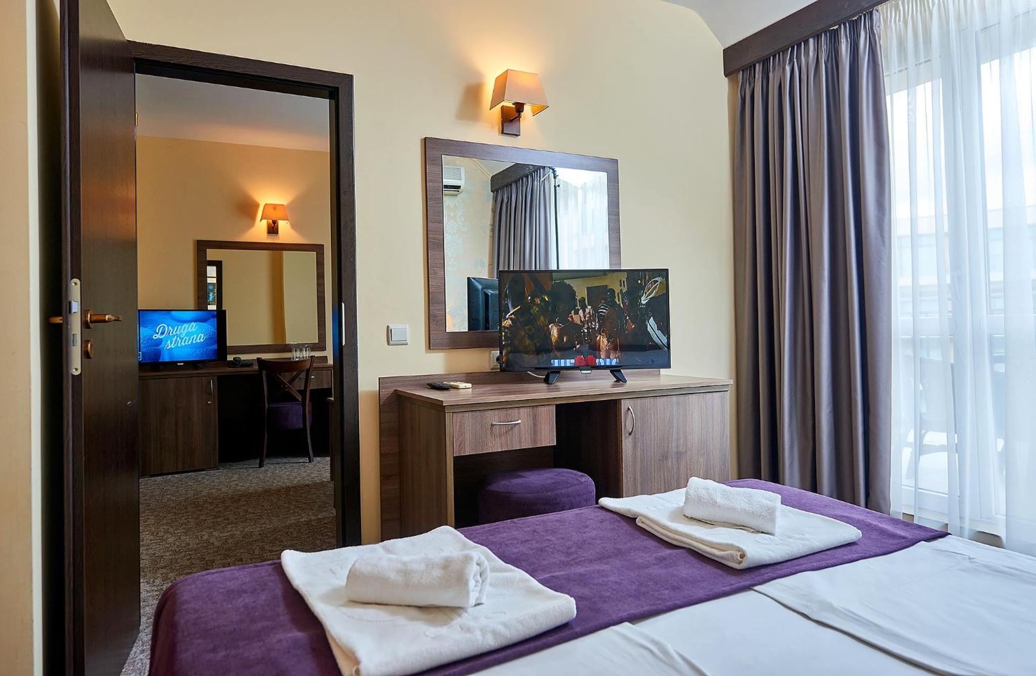 Two-Bedroom Suite (4 Adults) photo 2