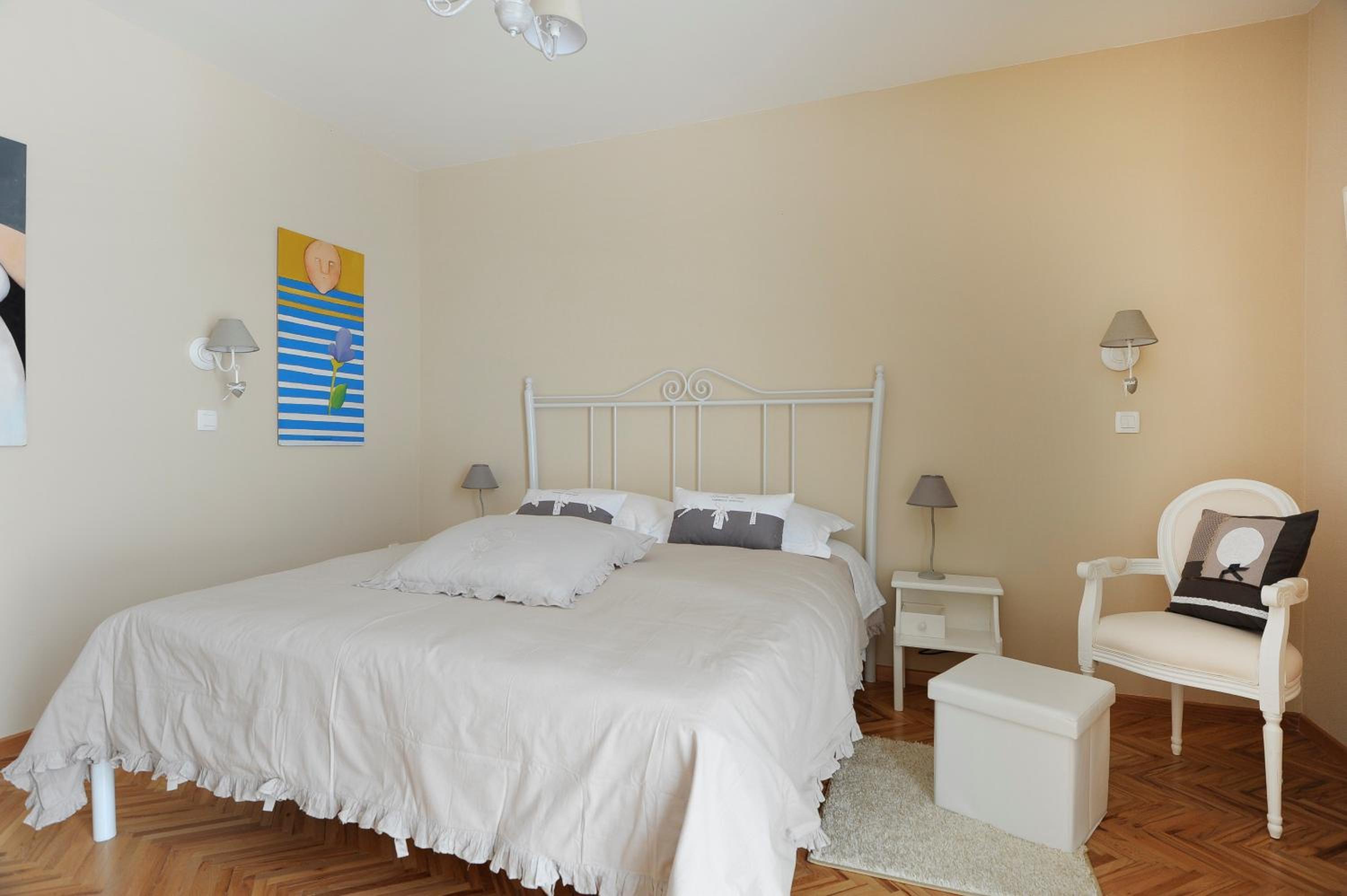 One-Bedroom Apartment - Photo 9