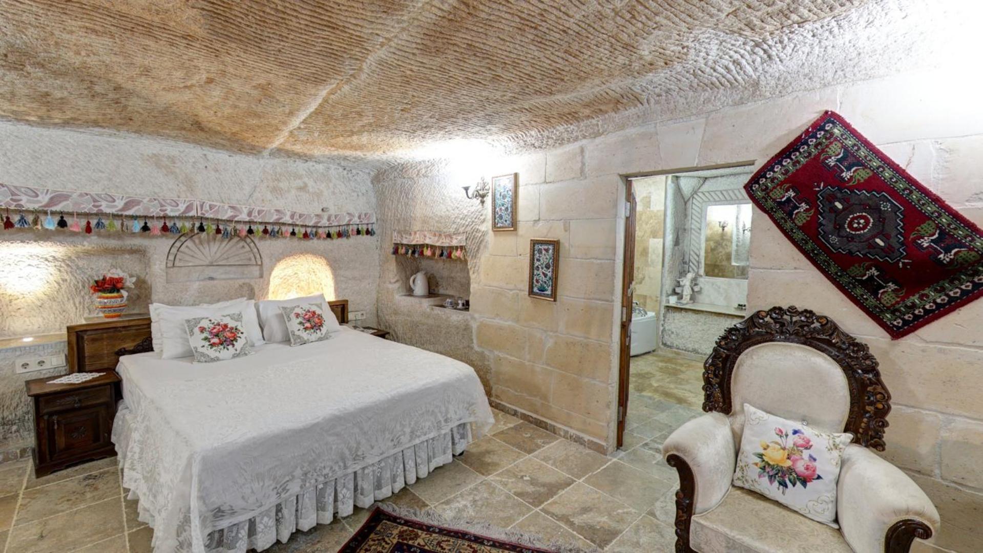 Deluxe Cave Room photo 3