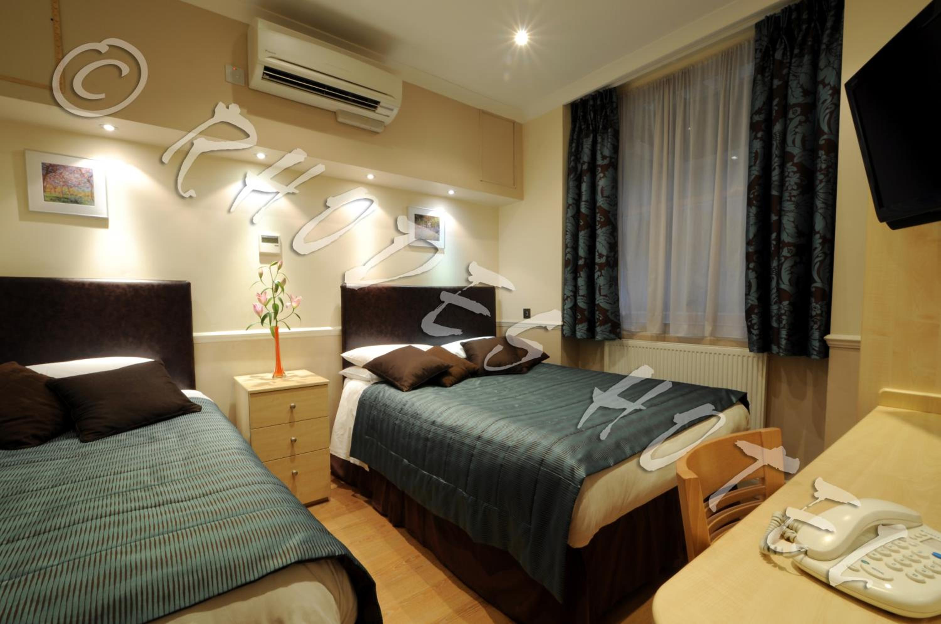 Small Triple Room - Lower Ground photo 1