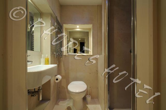 Small Triple Room - Lower Ground photo 2
