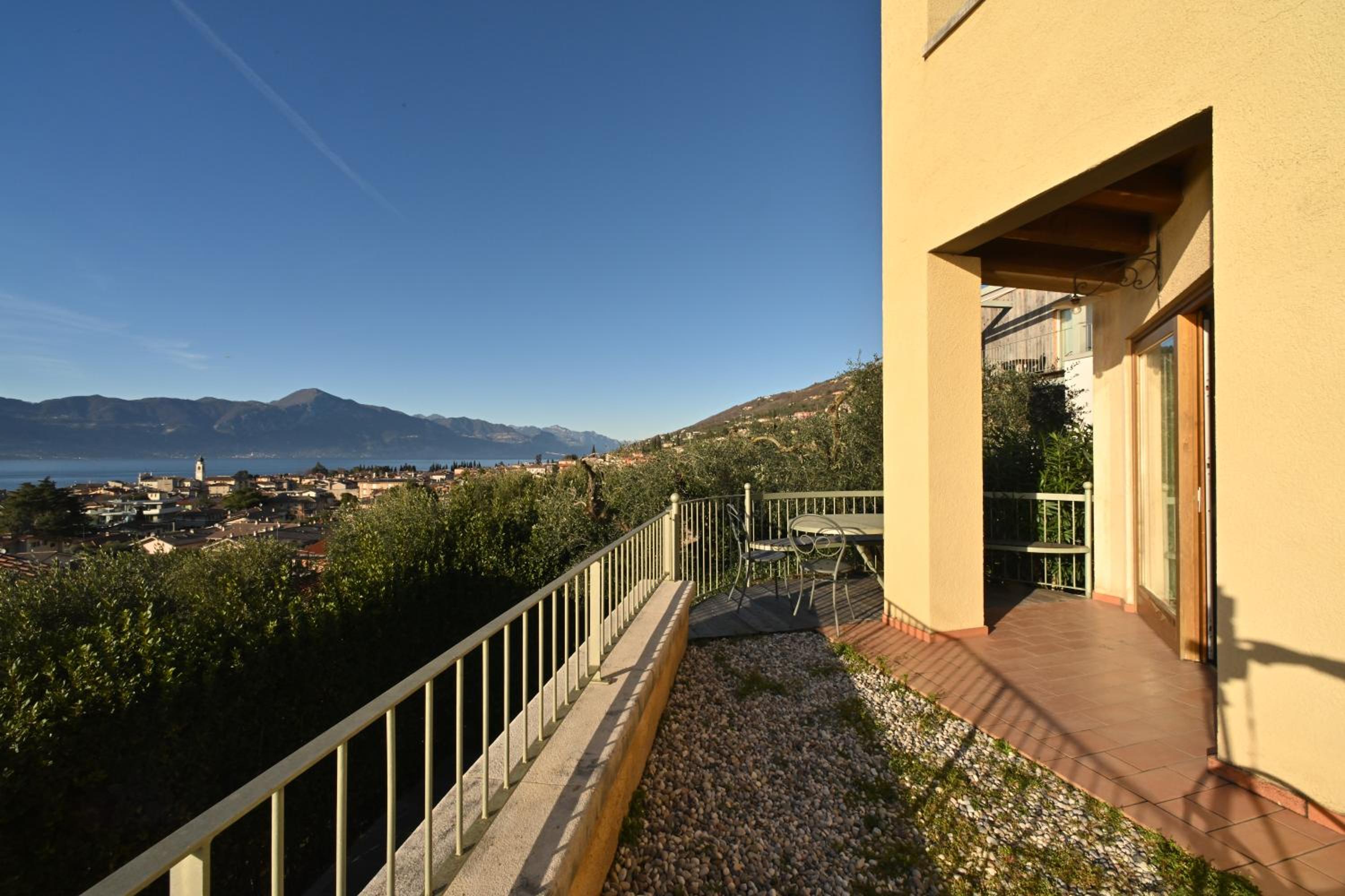 Superior Studio with Balcony and Lake View - Photo 5