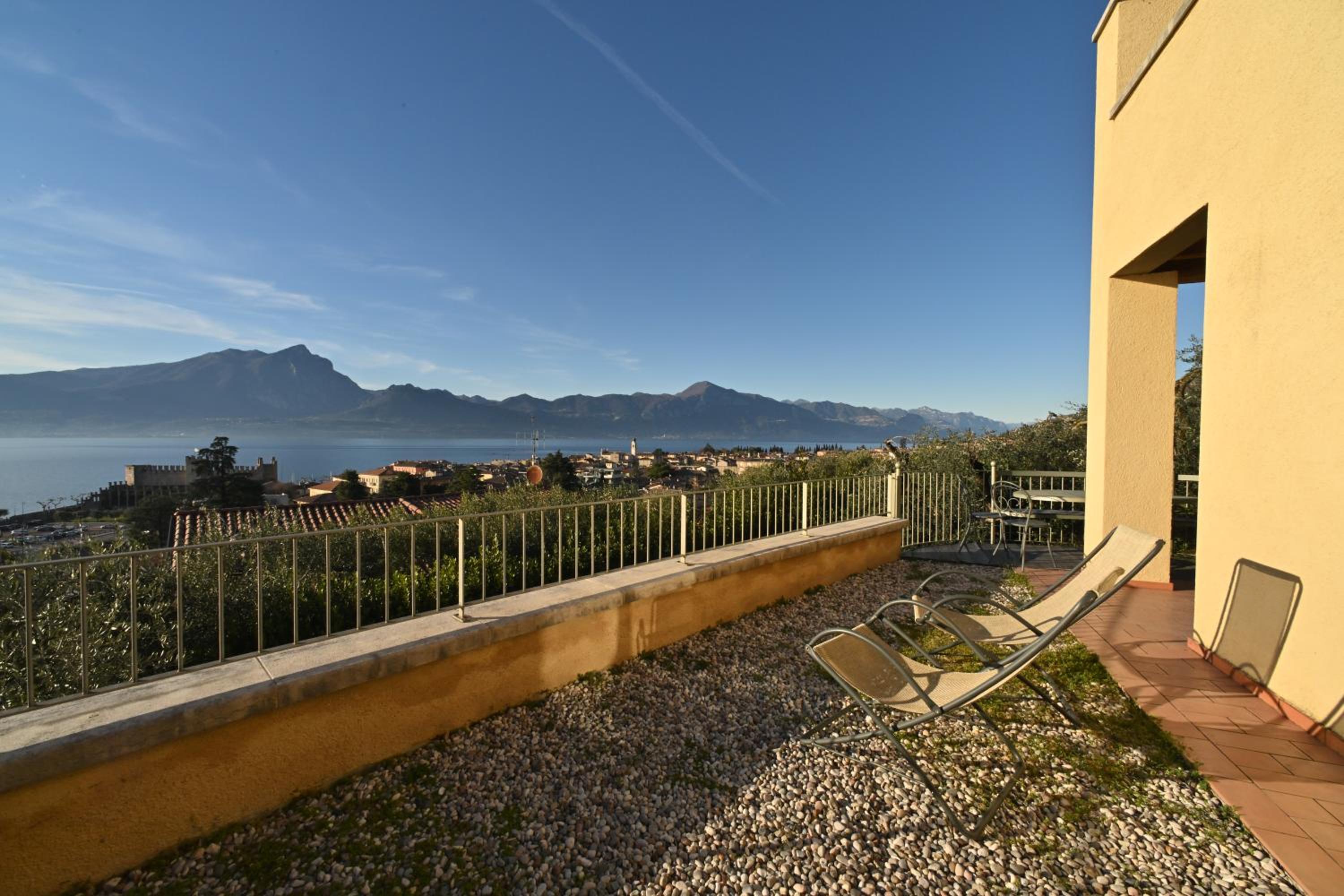 Superior Studio with Balcony and Lake View - Photo 6