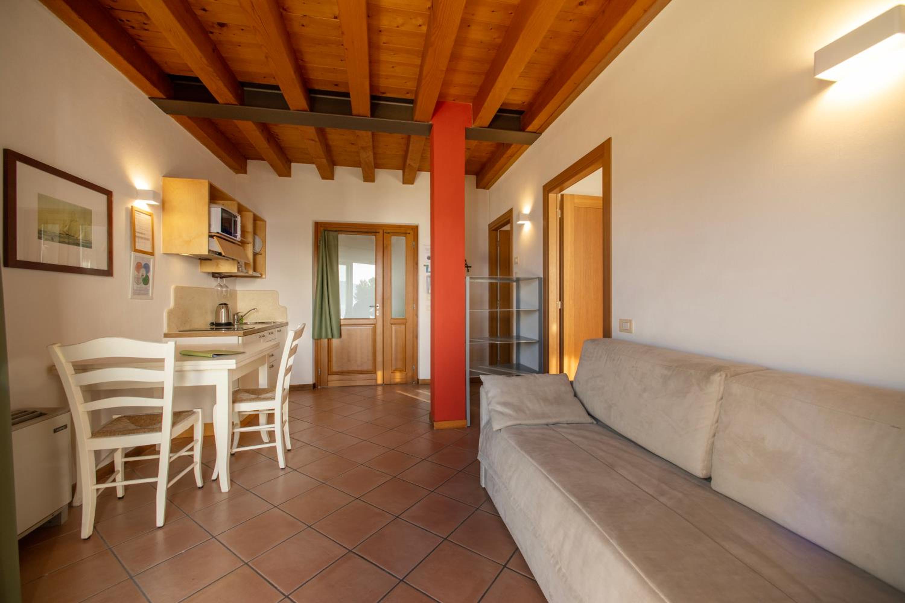 Superior Studio with Balcony and Lake View - Photo 4