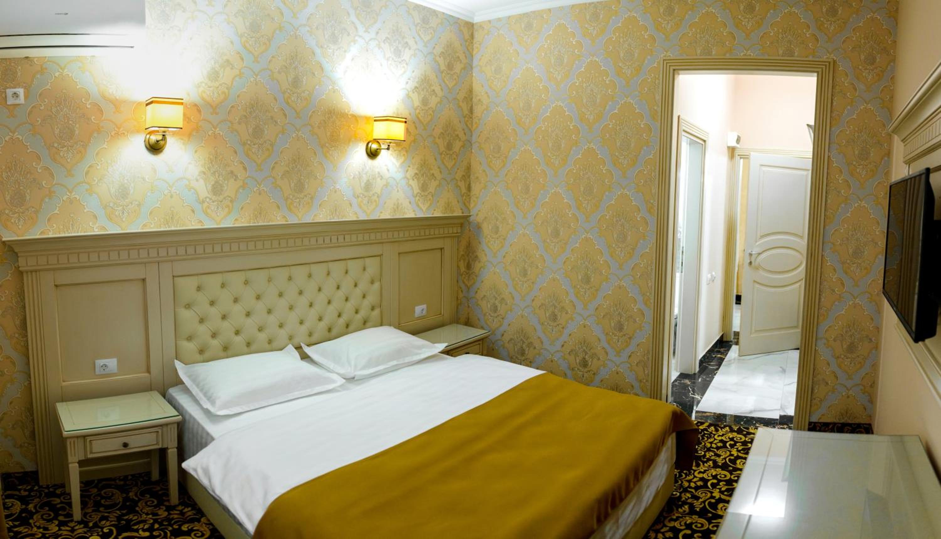 Deluxe Room (2 Adults + 1 Child)
