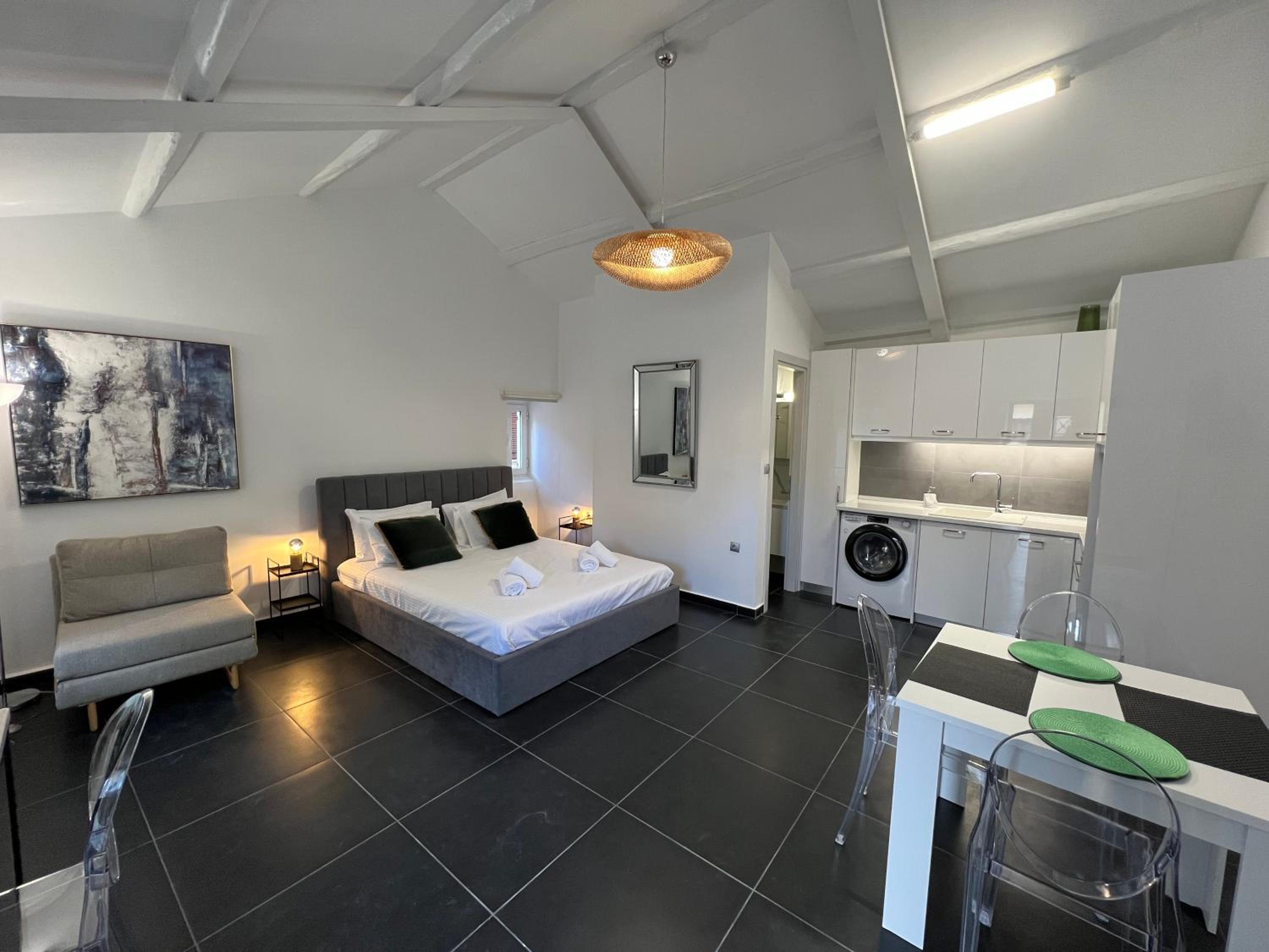 One-Bedroom Apartment photo 1