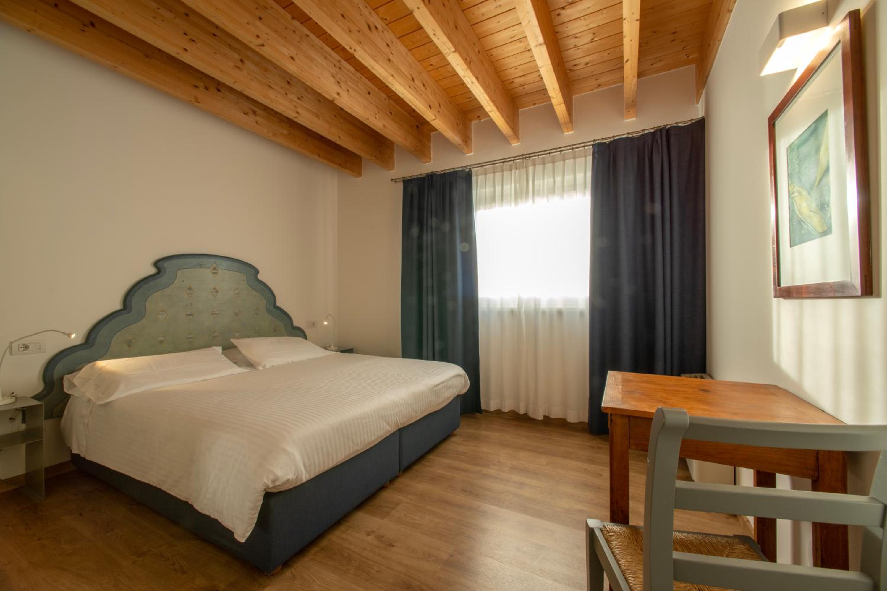 One-Bedroom Apartment with Terrace and Lake View photo 3