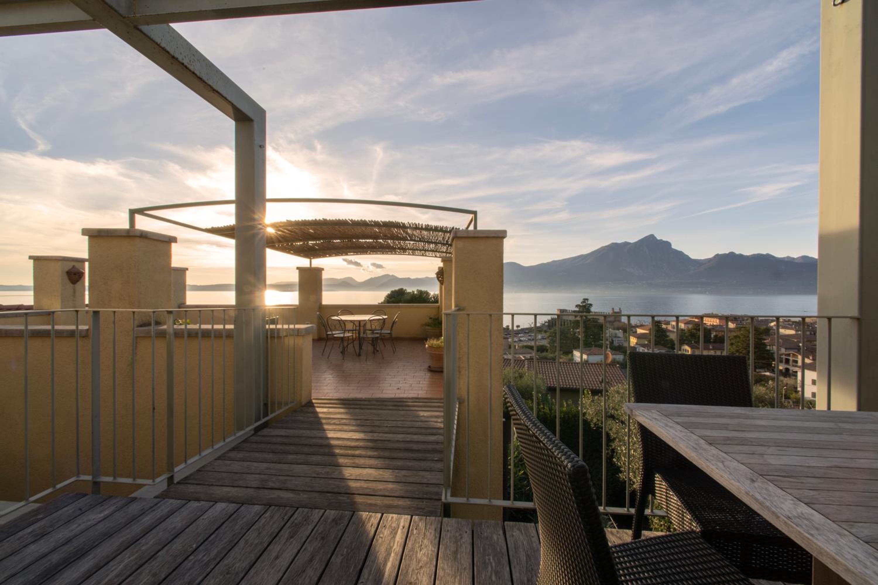 One-Bedroom Apartment with Terrace and Lake View photo 2