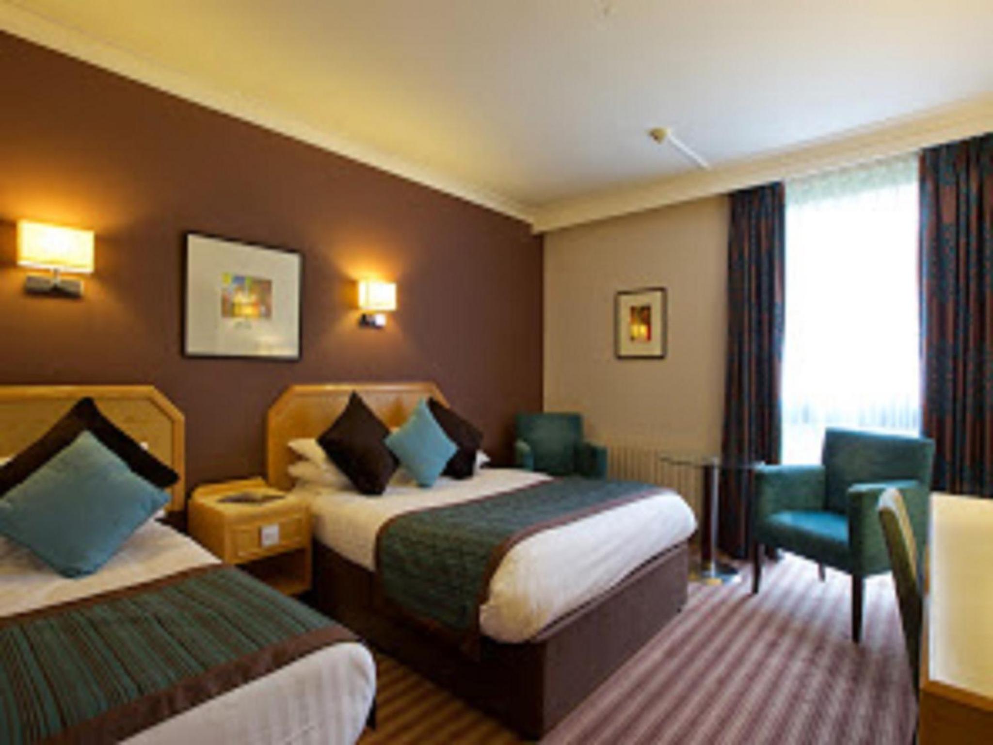 Family Room with Double and Two Single Beds - Photo 1