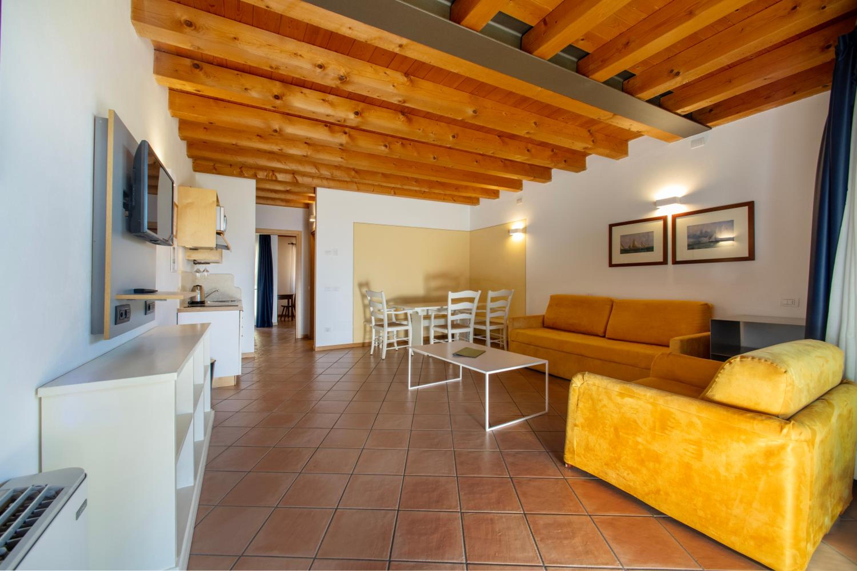 Superior One-Bedroom Apartment with Garden View - Photo 4