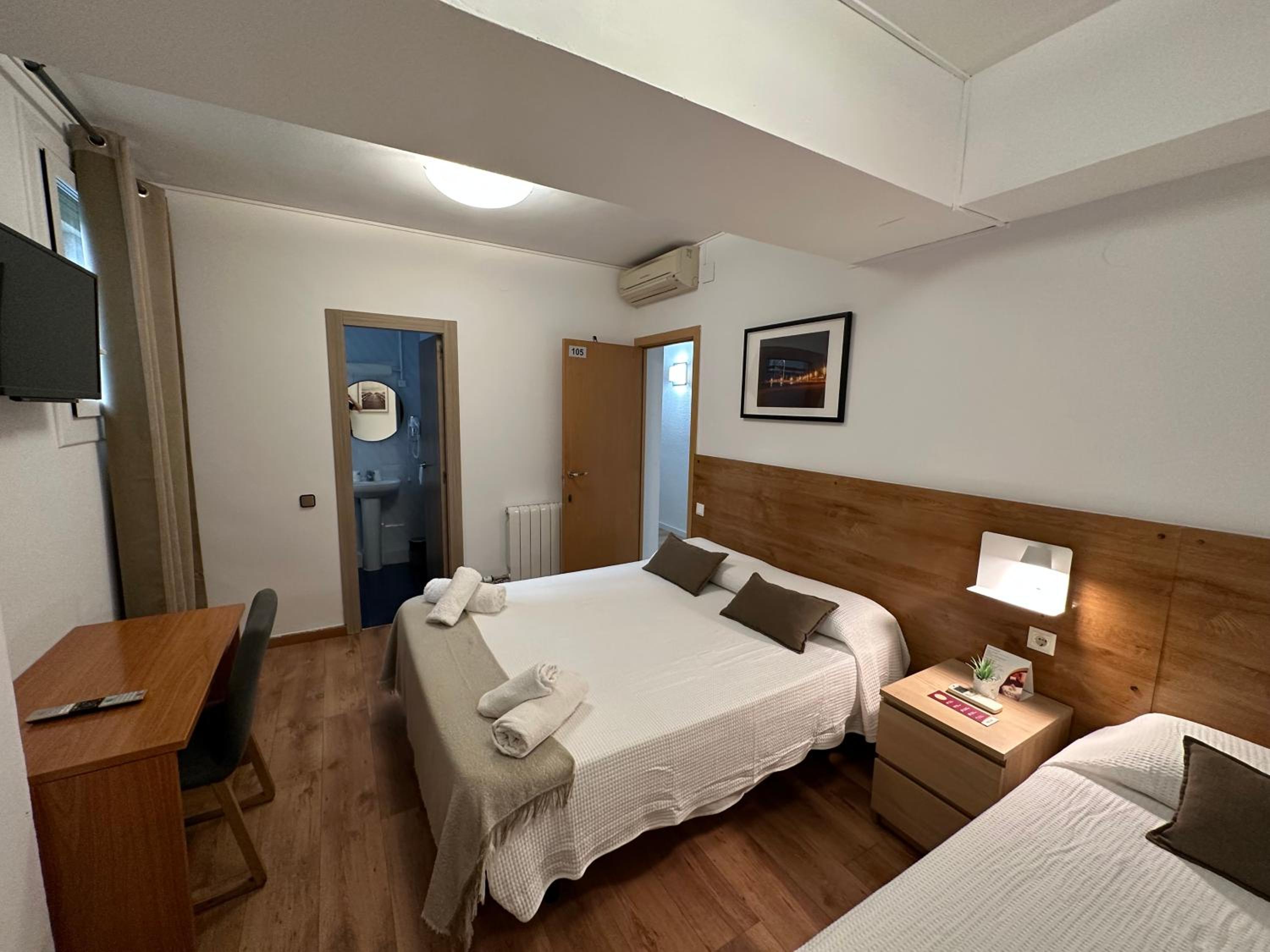Triple Room with Private Bathroom photo 3