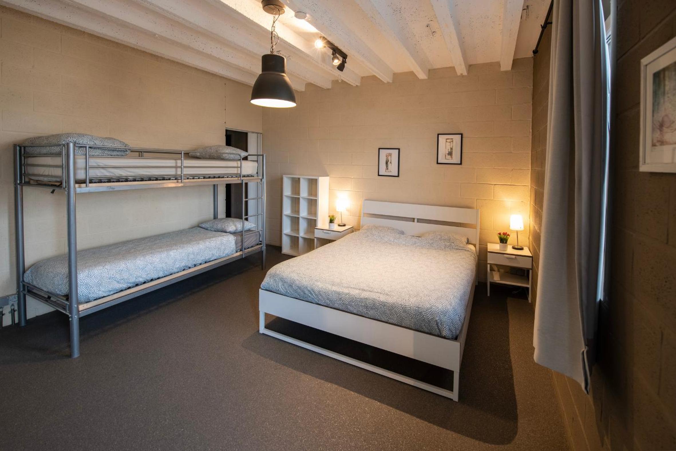 Seven-Bedroom House photo 3