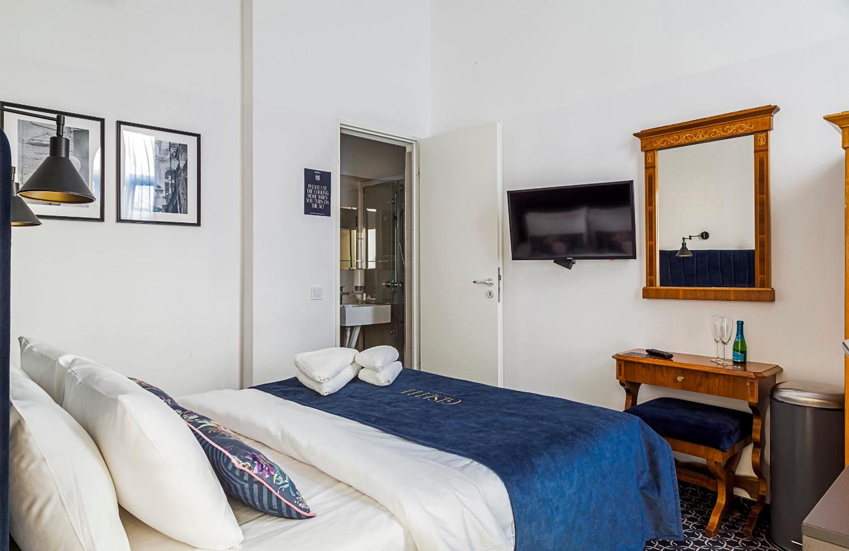 Budget Double Room thumbnail 6