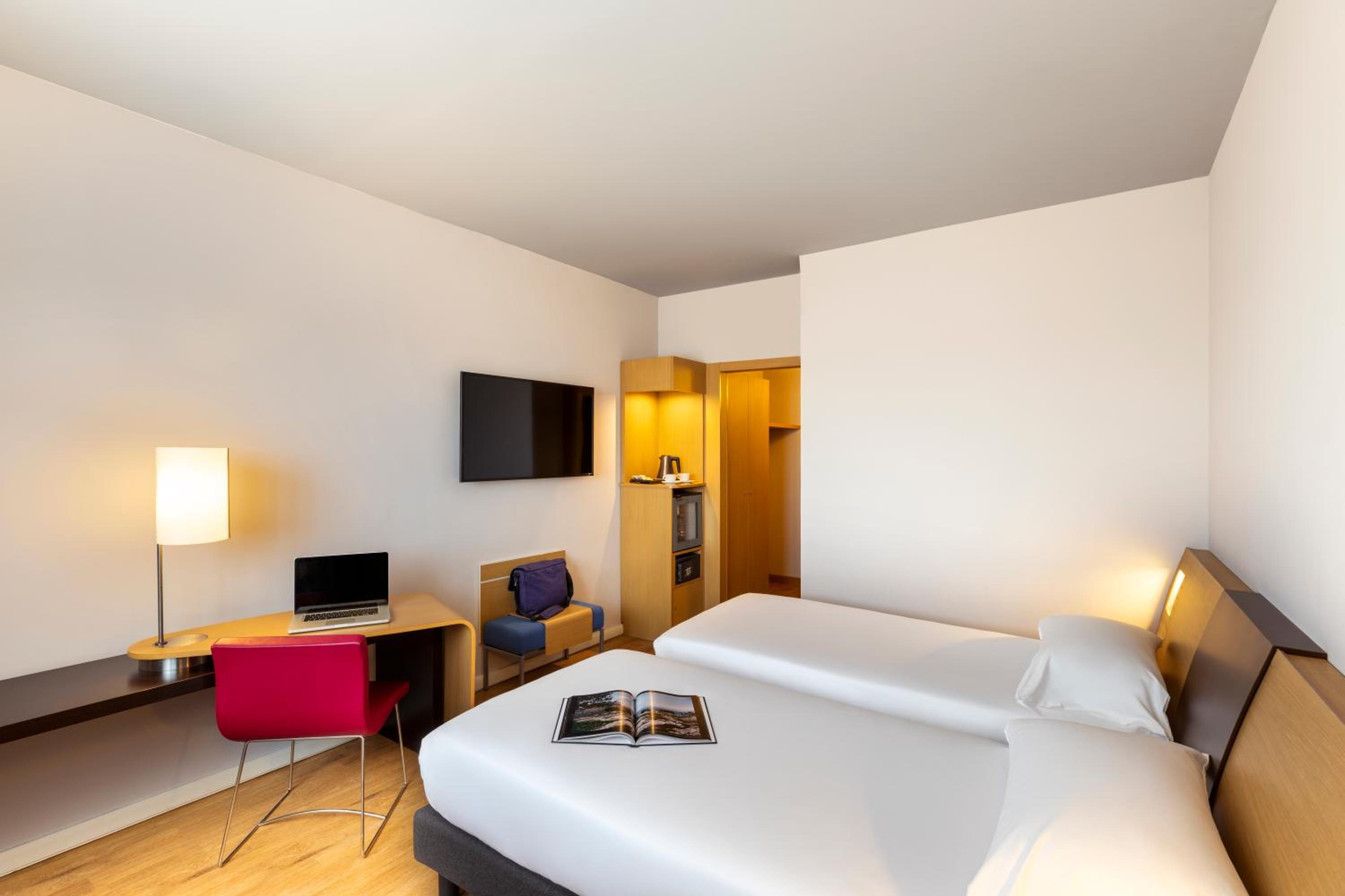Standard Twin Room - Photo 4