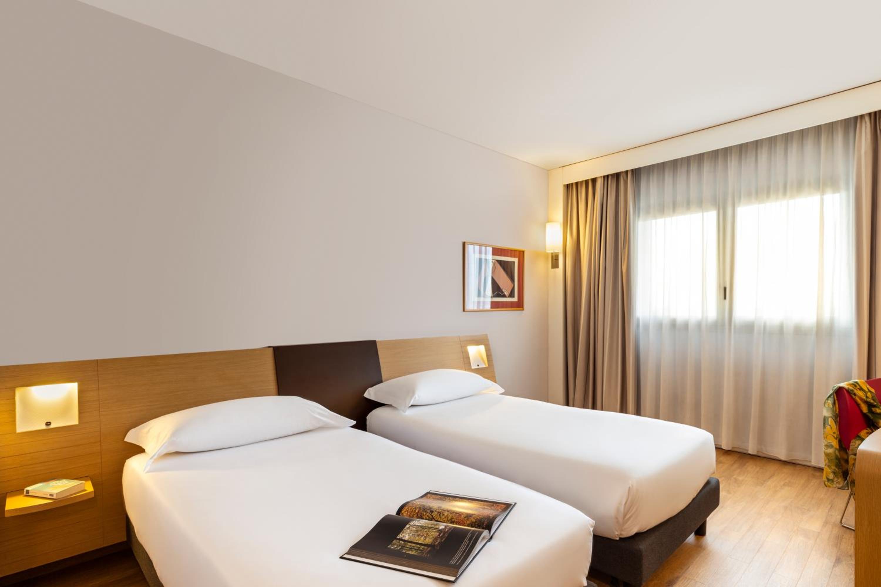 Standard Twin Room - Photo 3