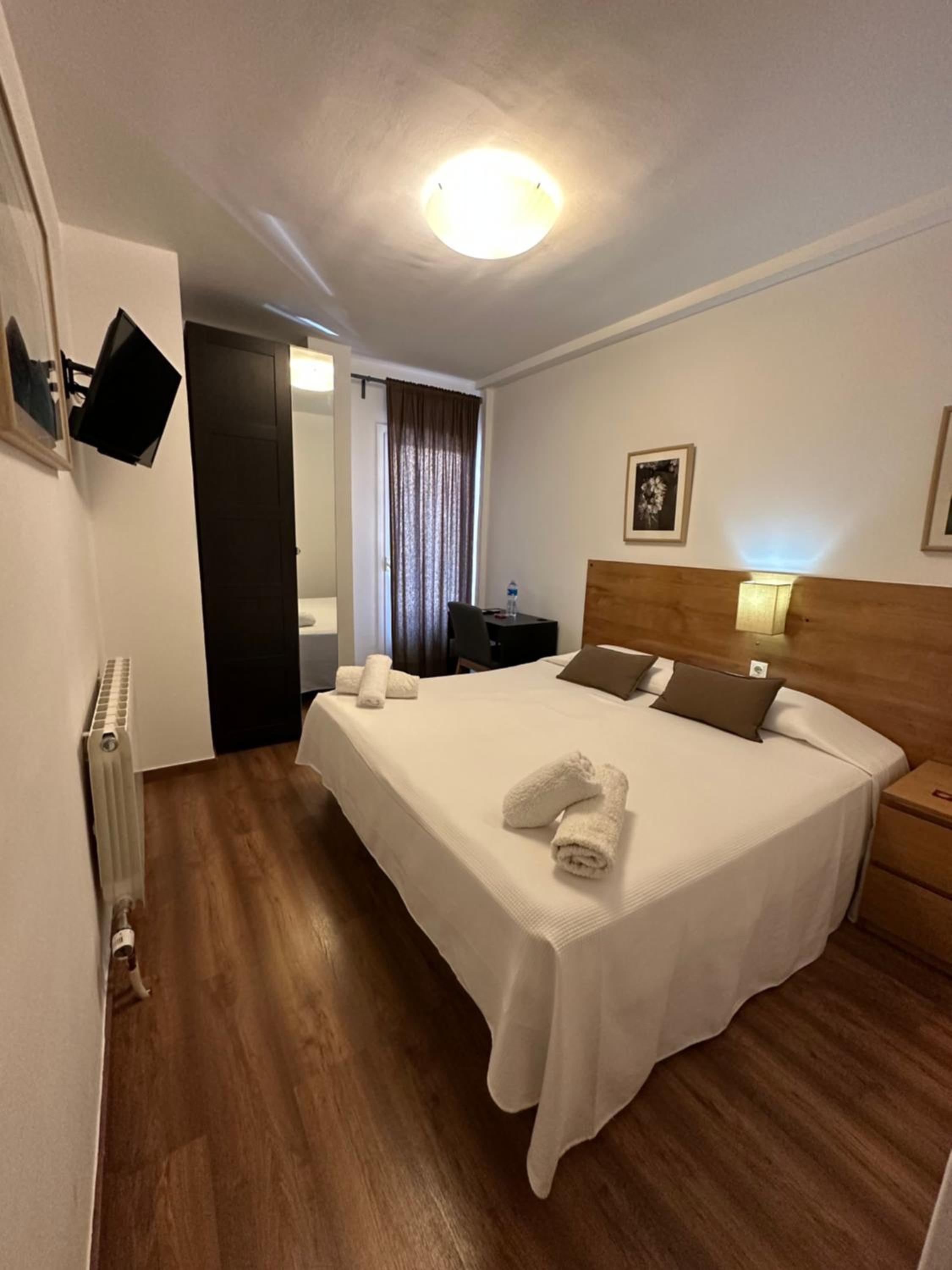 Double or Twin Room with Private Bathroom photo 3