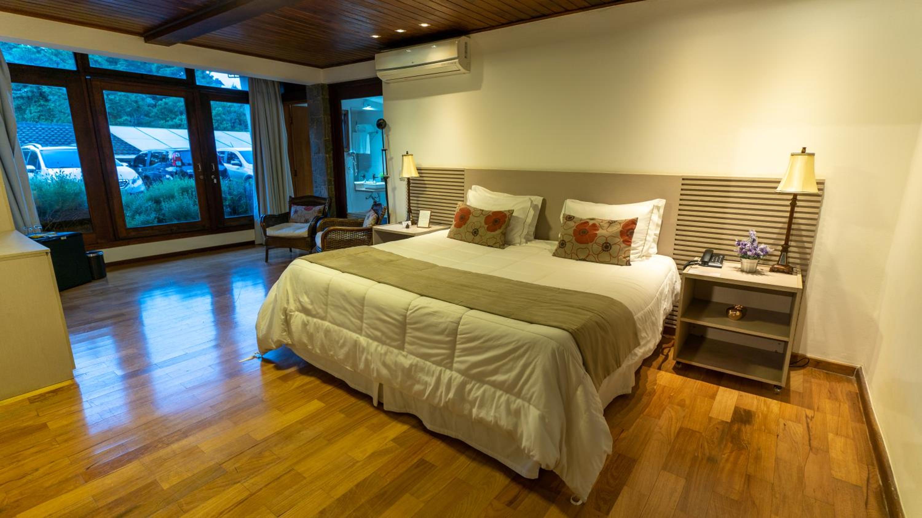 Premium Suite with Spa Bath and Fireplace photo 1
