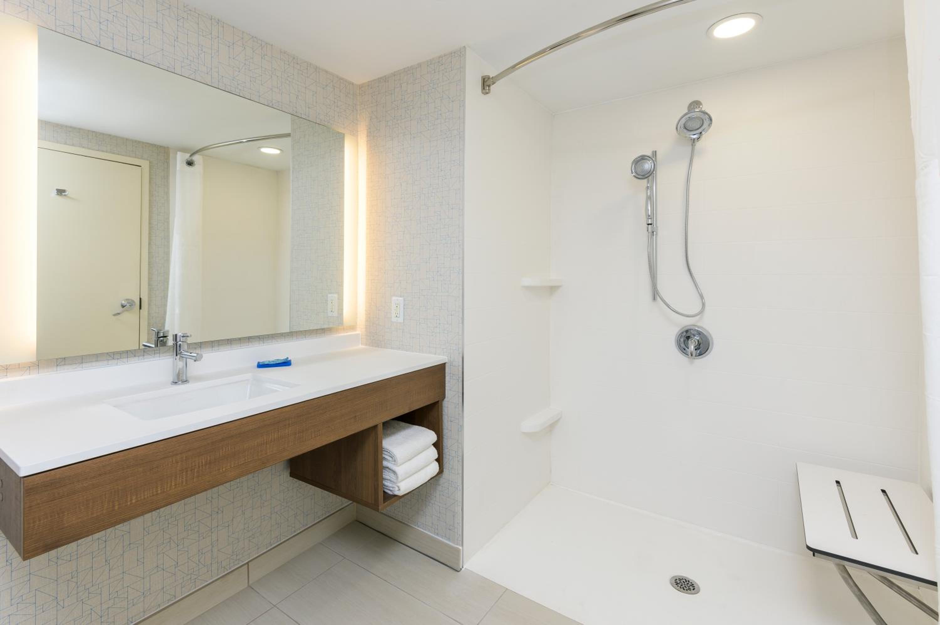 Standard Queen Room with Two Queen Beds and Mobility Accessible Roll-In Shower - Photo 4