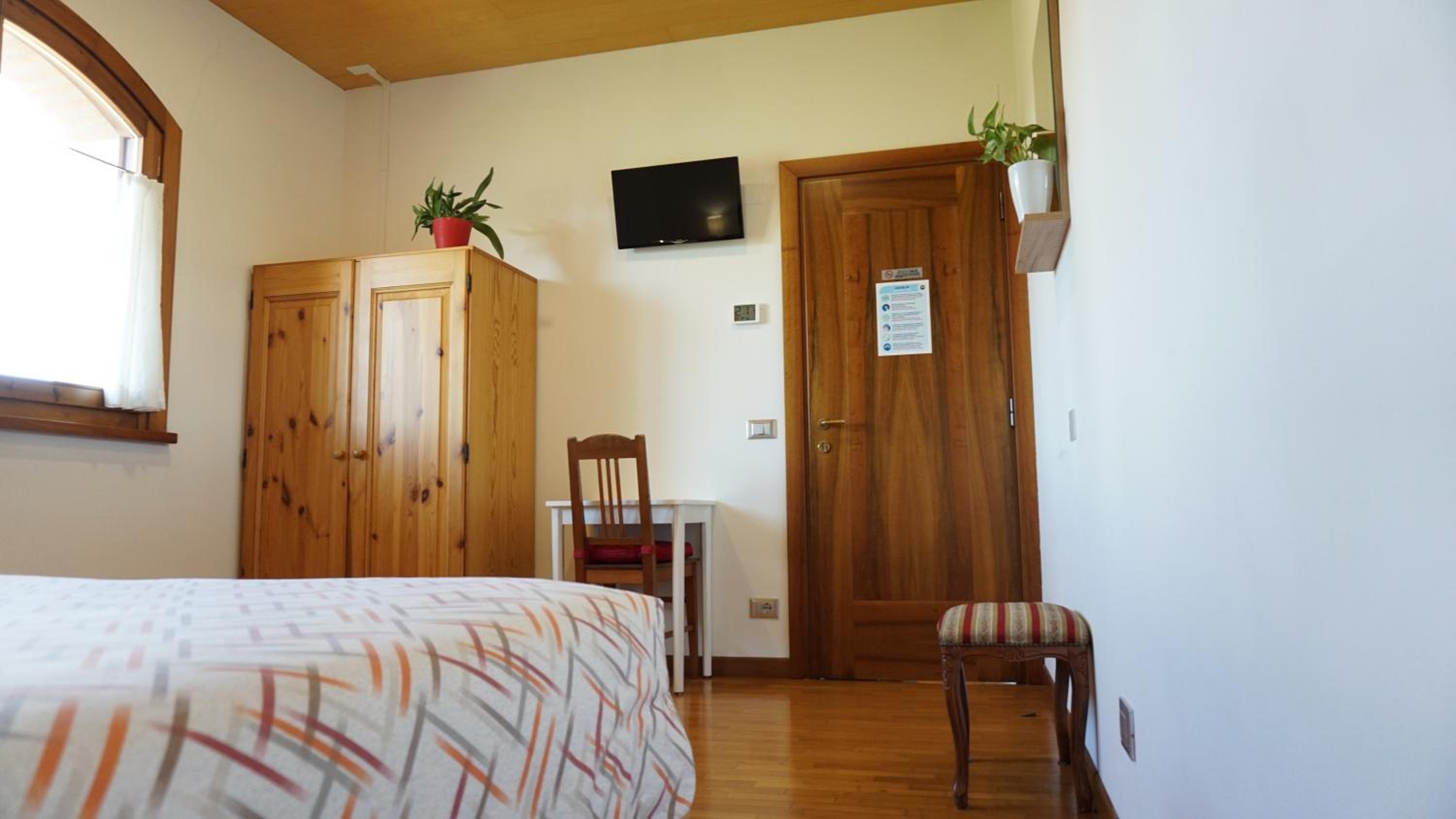 Double Room with Private External Bathroom - Photo 7