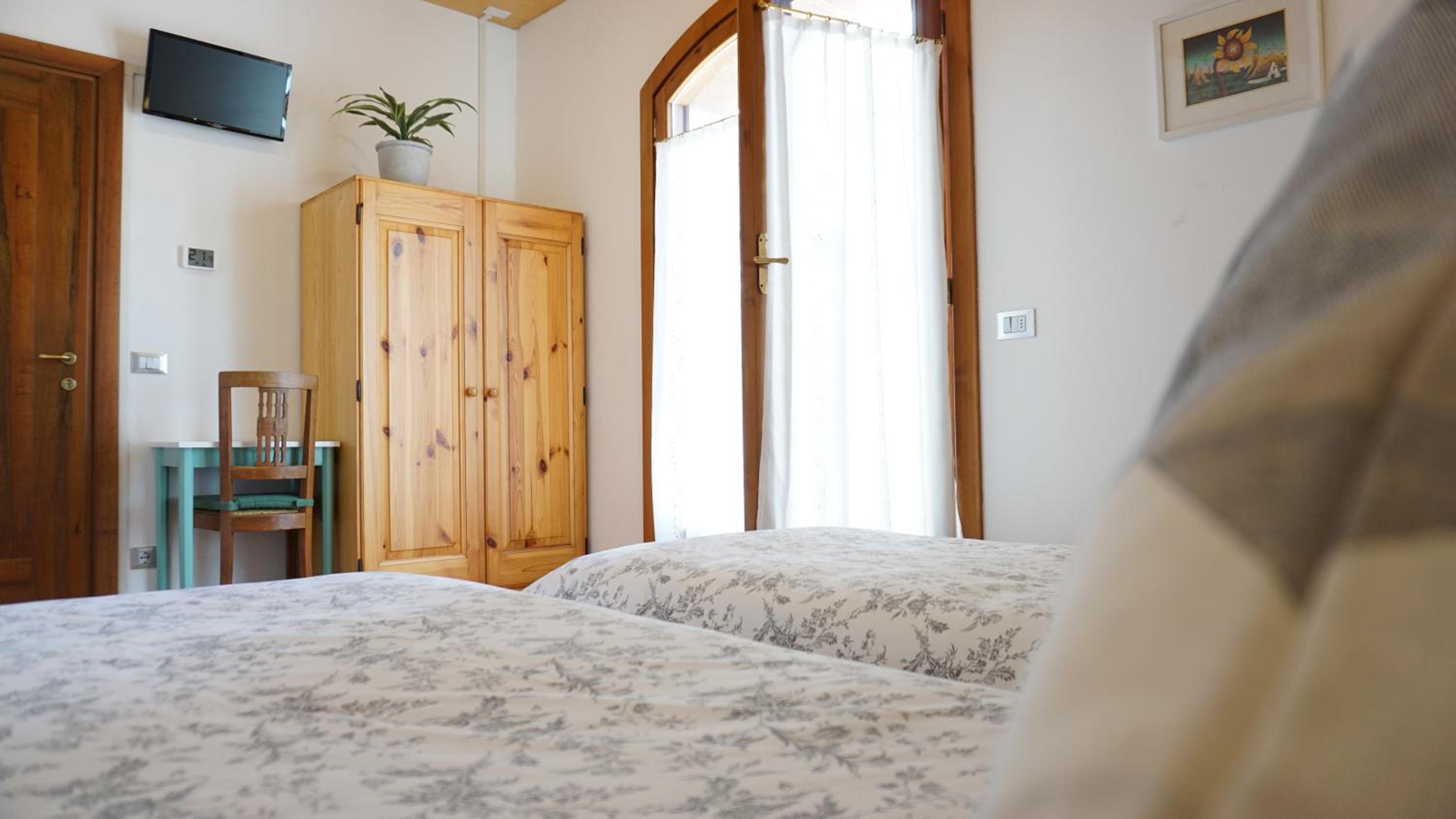 Double or Twin Room with Private External Bathroom - Photo 3