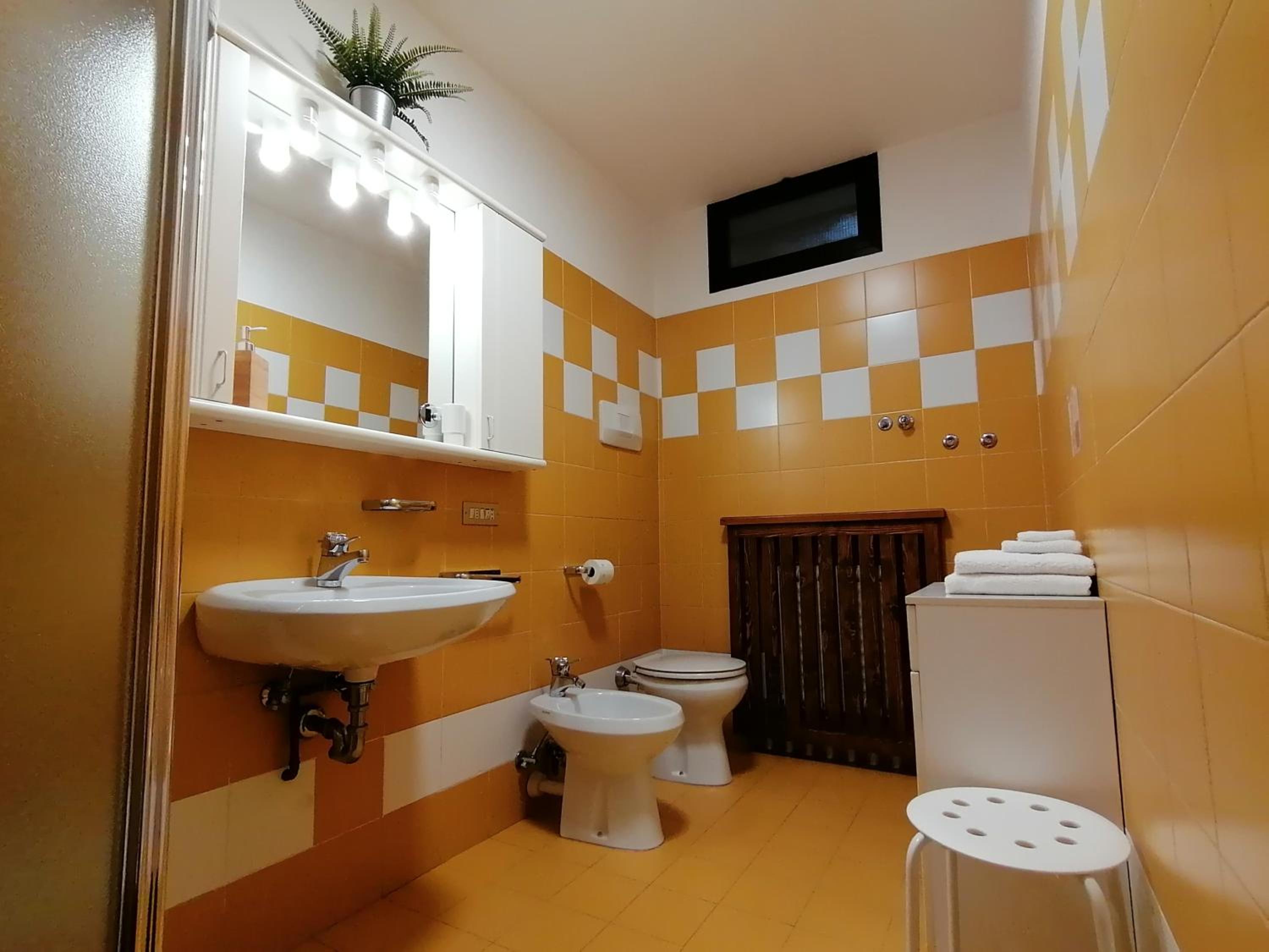 Double or Twin Room with Private External Bathroom - Photo 8