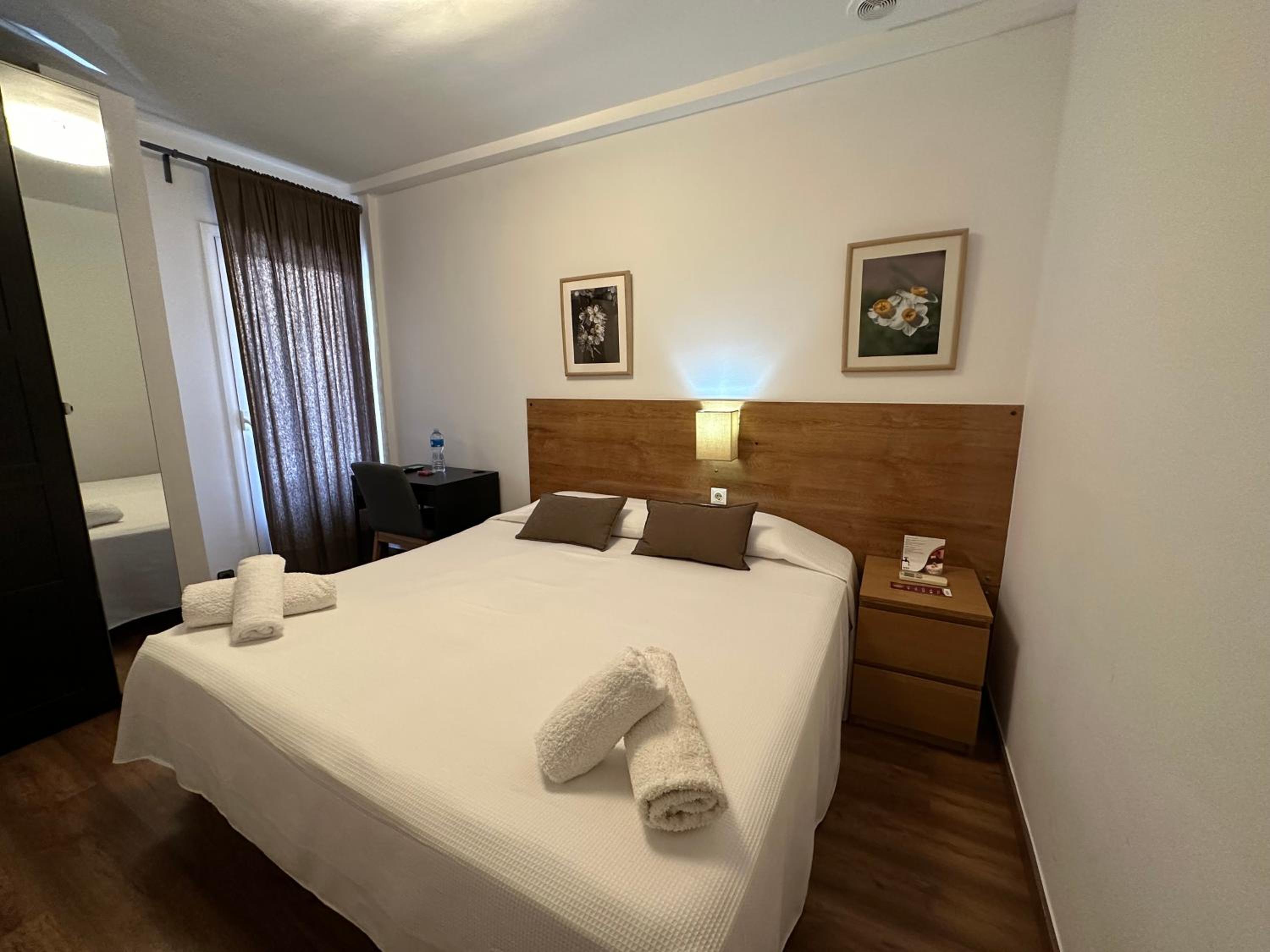 Double or Twin Room with Private Bathroom photo 2