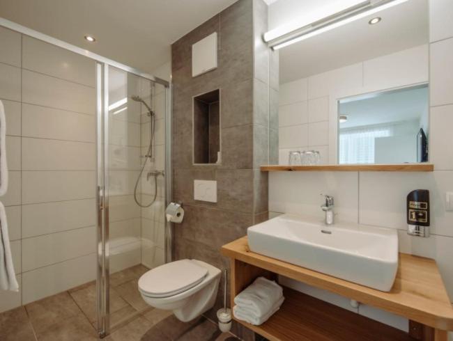 Two-Bedroom Apartment with Balcony - Photo 2